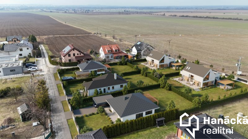 Stavební pozemek 644 m2 v Samotiškách, ulice Třešňová