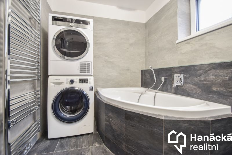 Prodej bytu 3+kk s terasou 80m2 a parkováním, ul. 