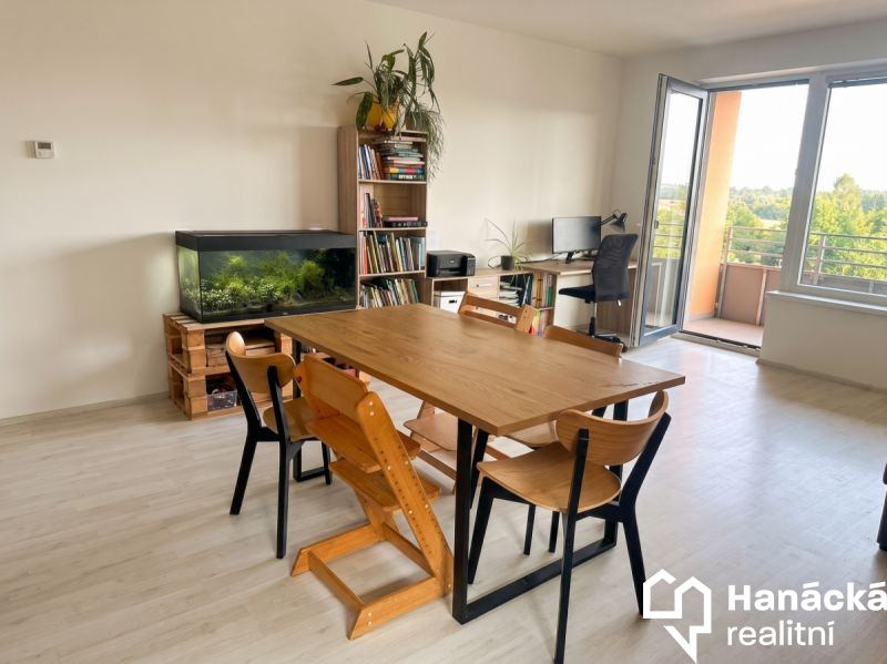 Pronájem bytu 2+kk s balkonem 20 m2, ul. Slavoníns