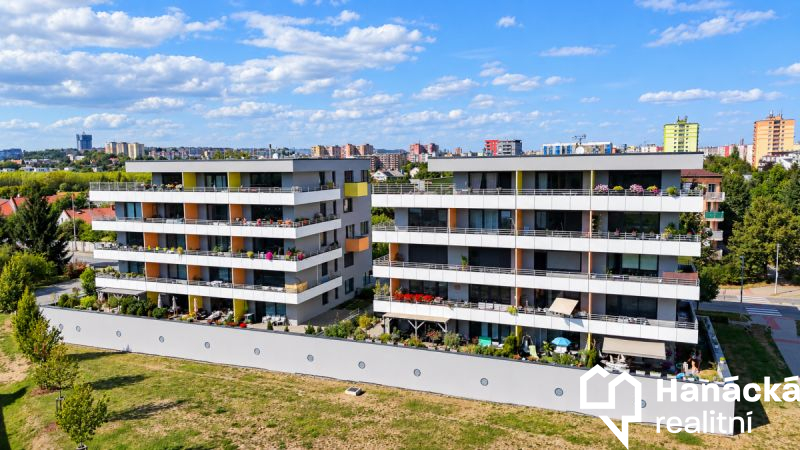 Pronájem bytu 2+kk s balkonem 20 m2, ul. Slavoníns