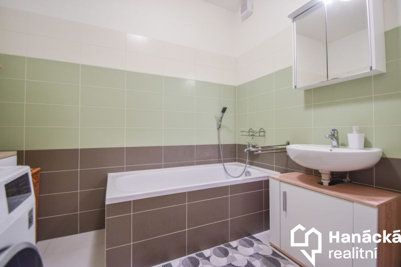 Pronájem bytu 2+kk s balkonem a parkováním, ul. Je