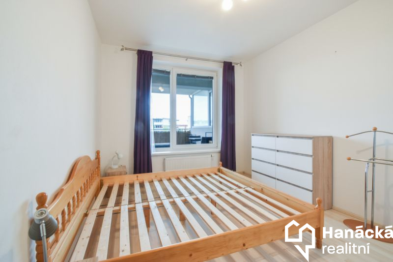 Pronájem bytu 2+kk s balkonem a parkováním, ul. Je