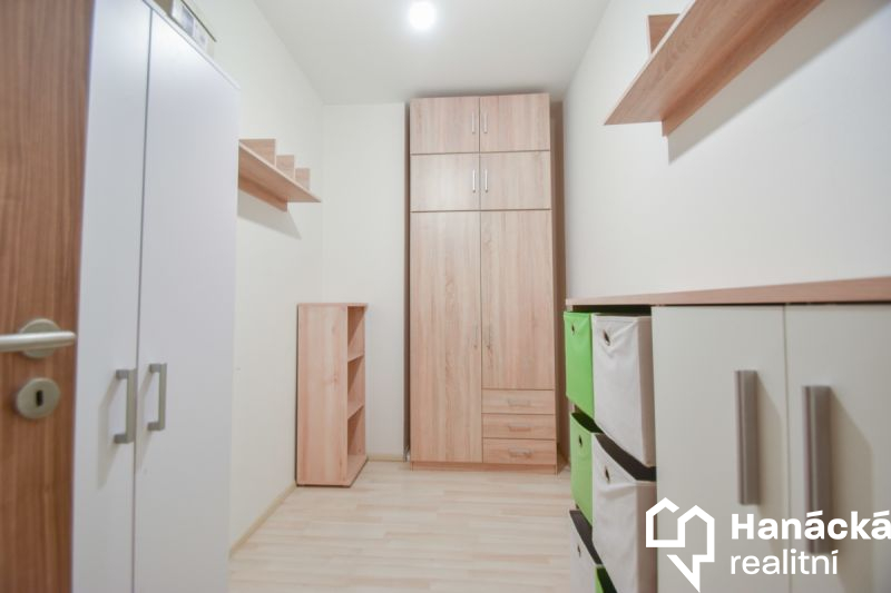 Pronájem bytu 2+kk s balkonem a parkováním, ul. Je