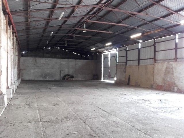 Prostorný skladový prostor s betonovou podlahou, vysokými stropy a možností úprav.