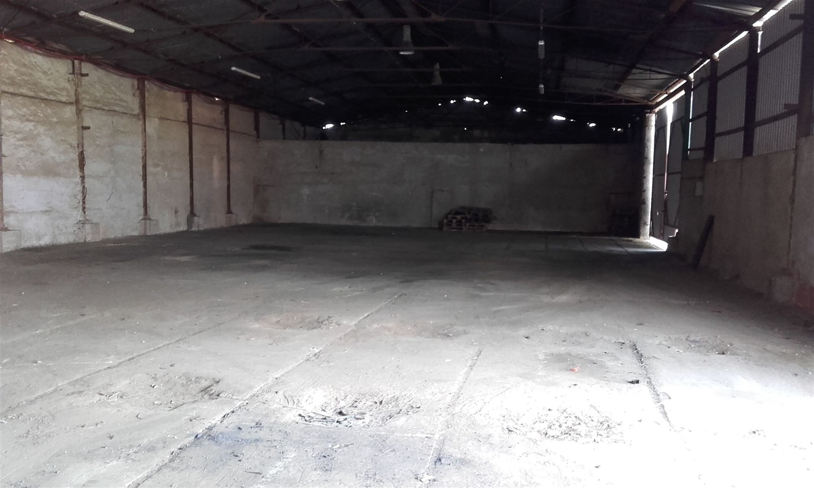 Průmyslová hala, betonová podlaha, vysoké stropy, ideální pro skladové prostory, robustní konstrukce, prostorný interiér