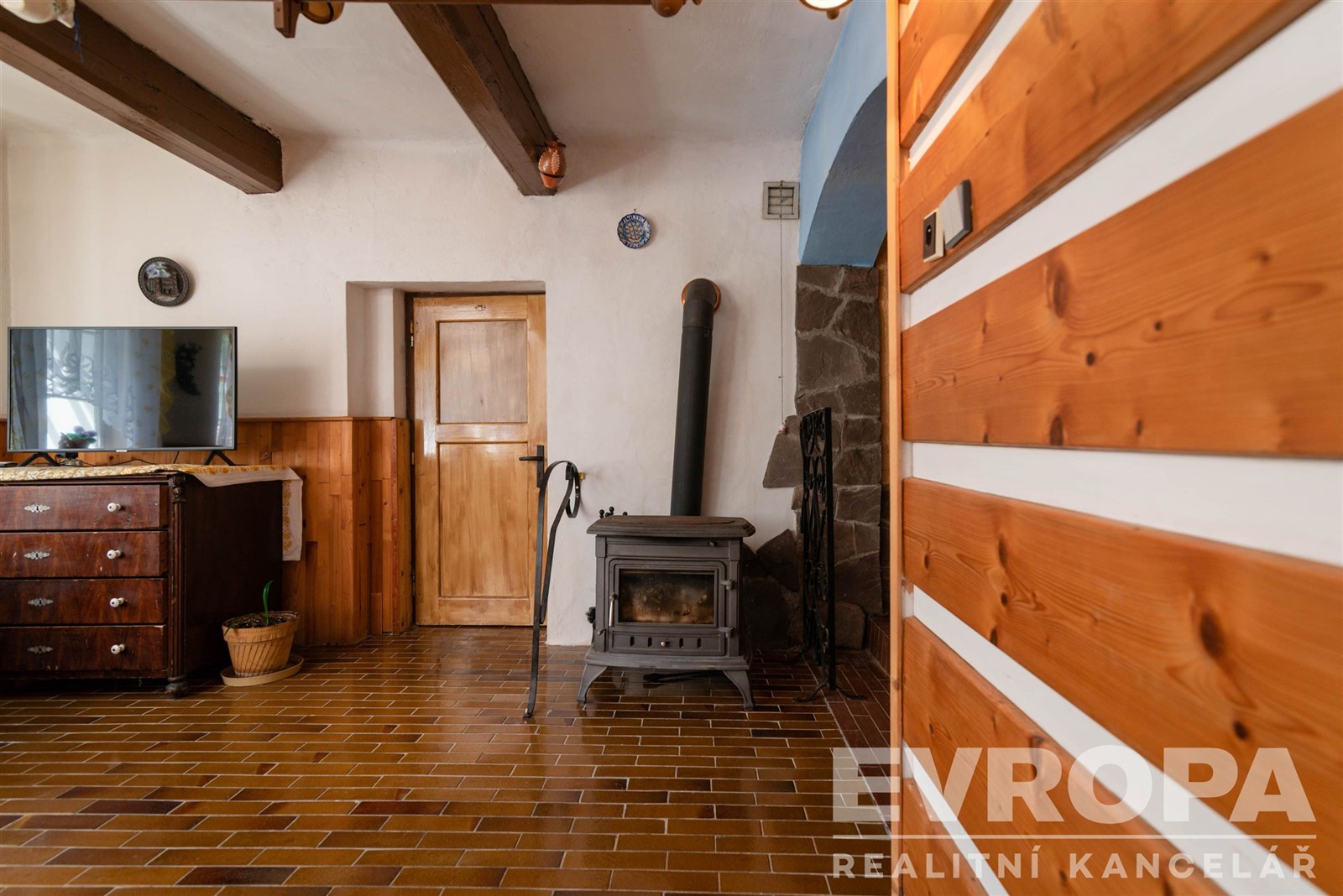 obývací pokoj s krbovými kamny