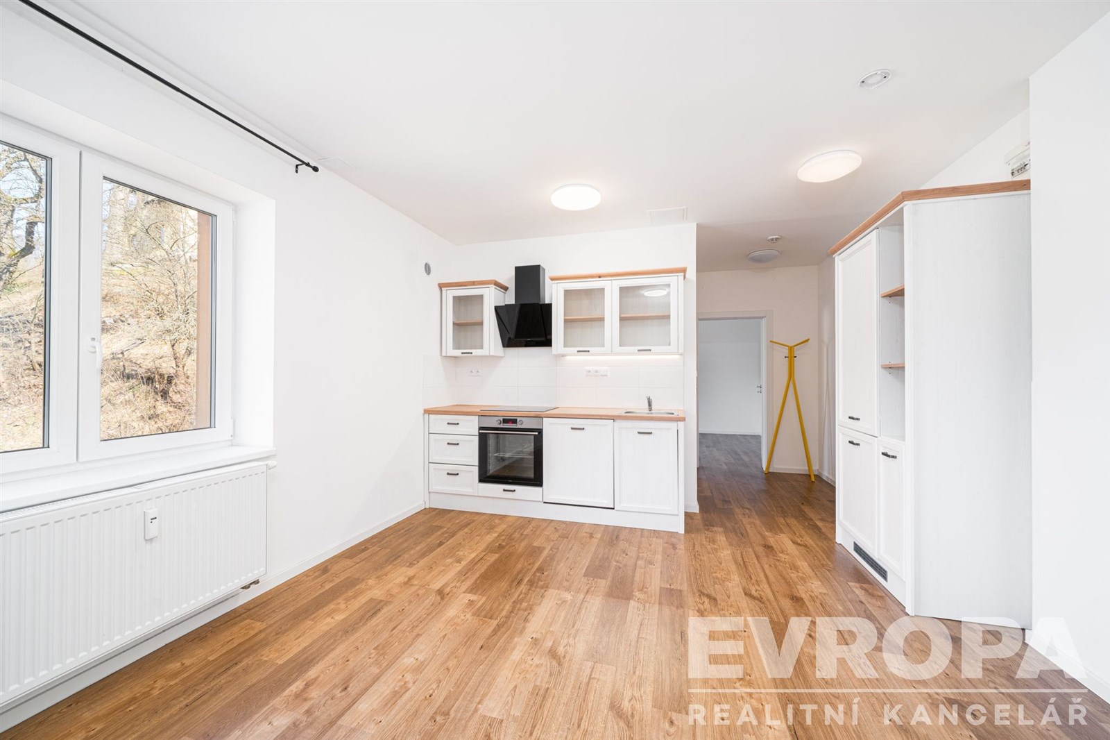 pokoj s kuchyňským koutem