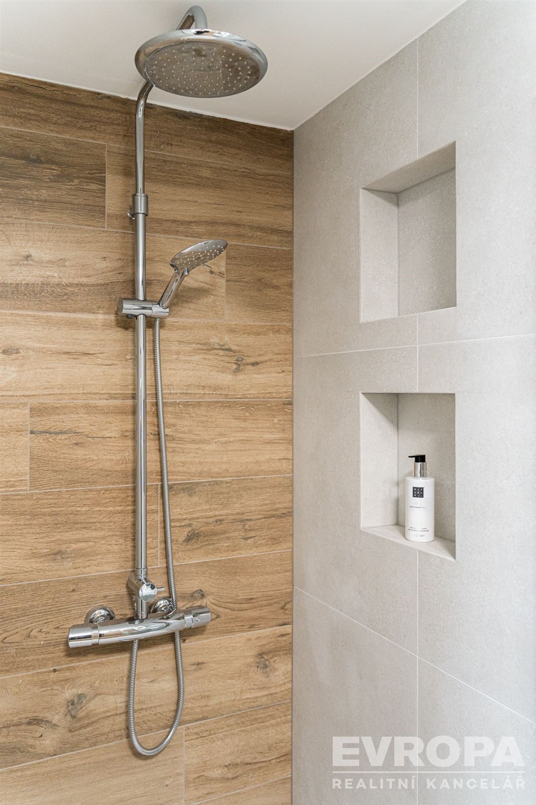 detail sprchový kout