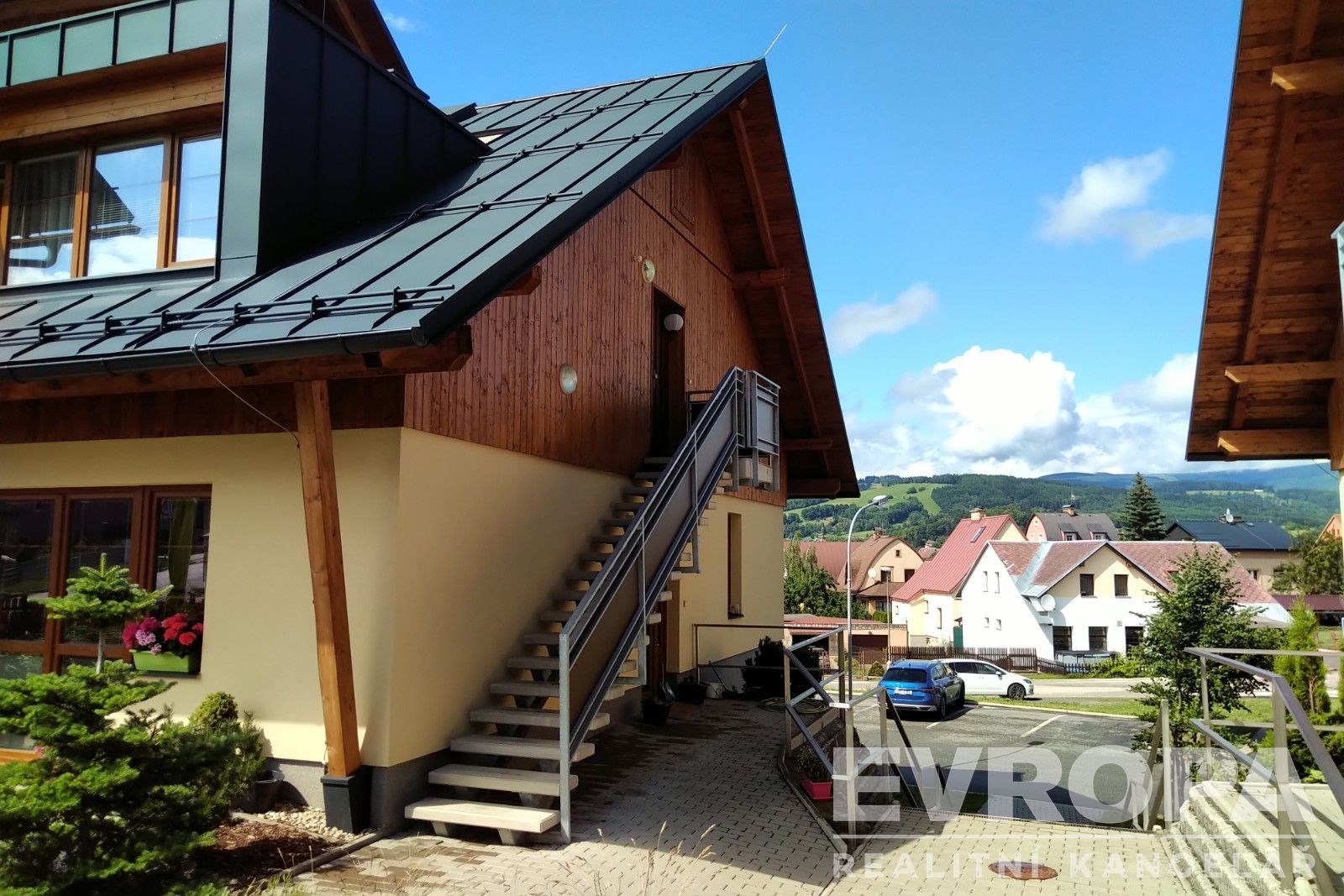 Samostatné schodiště k bytu