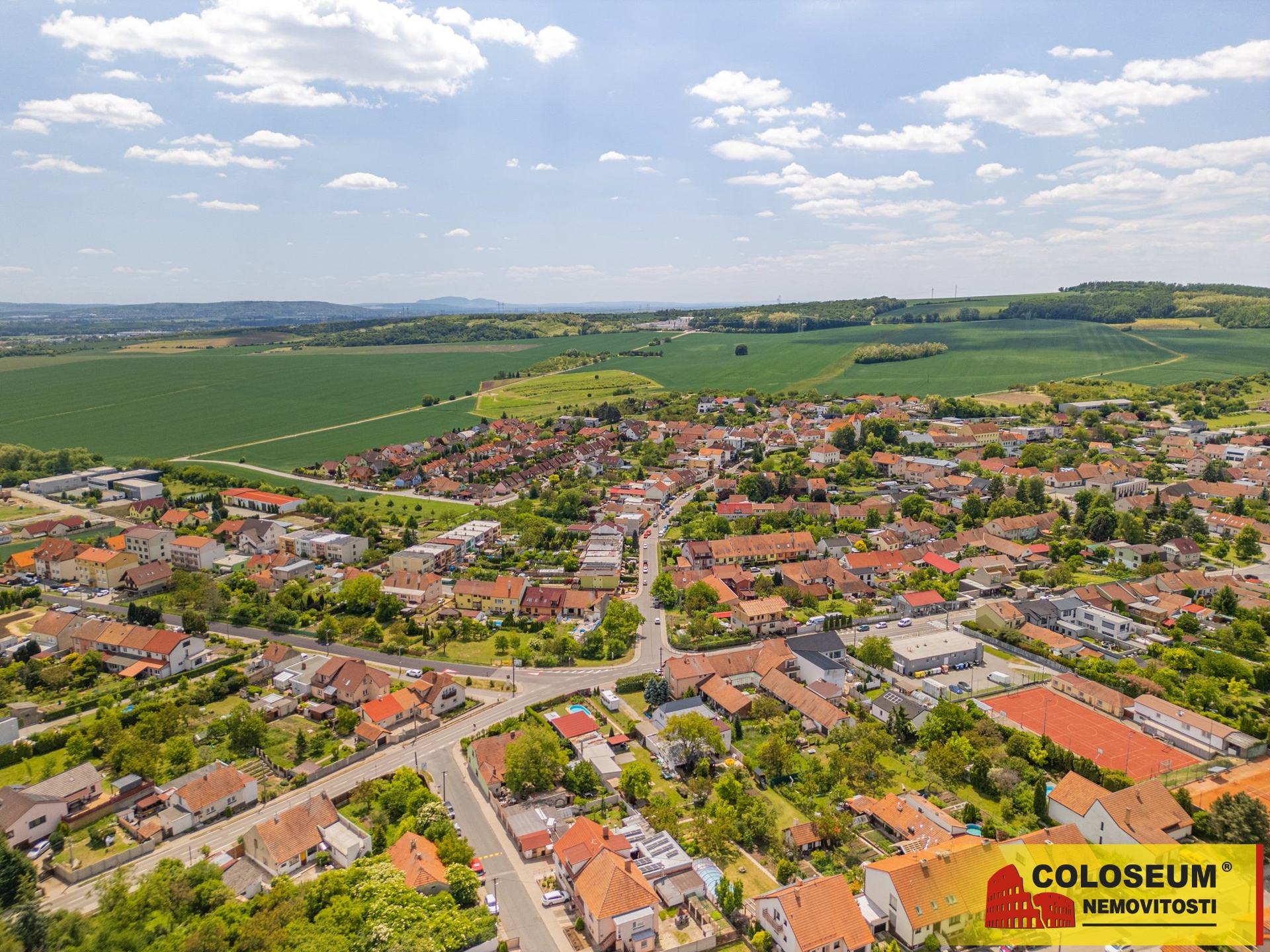 Pohled z dronu na obec Moravany - Moravany - prodej bytu