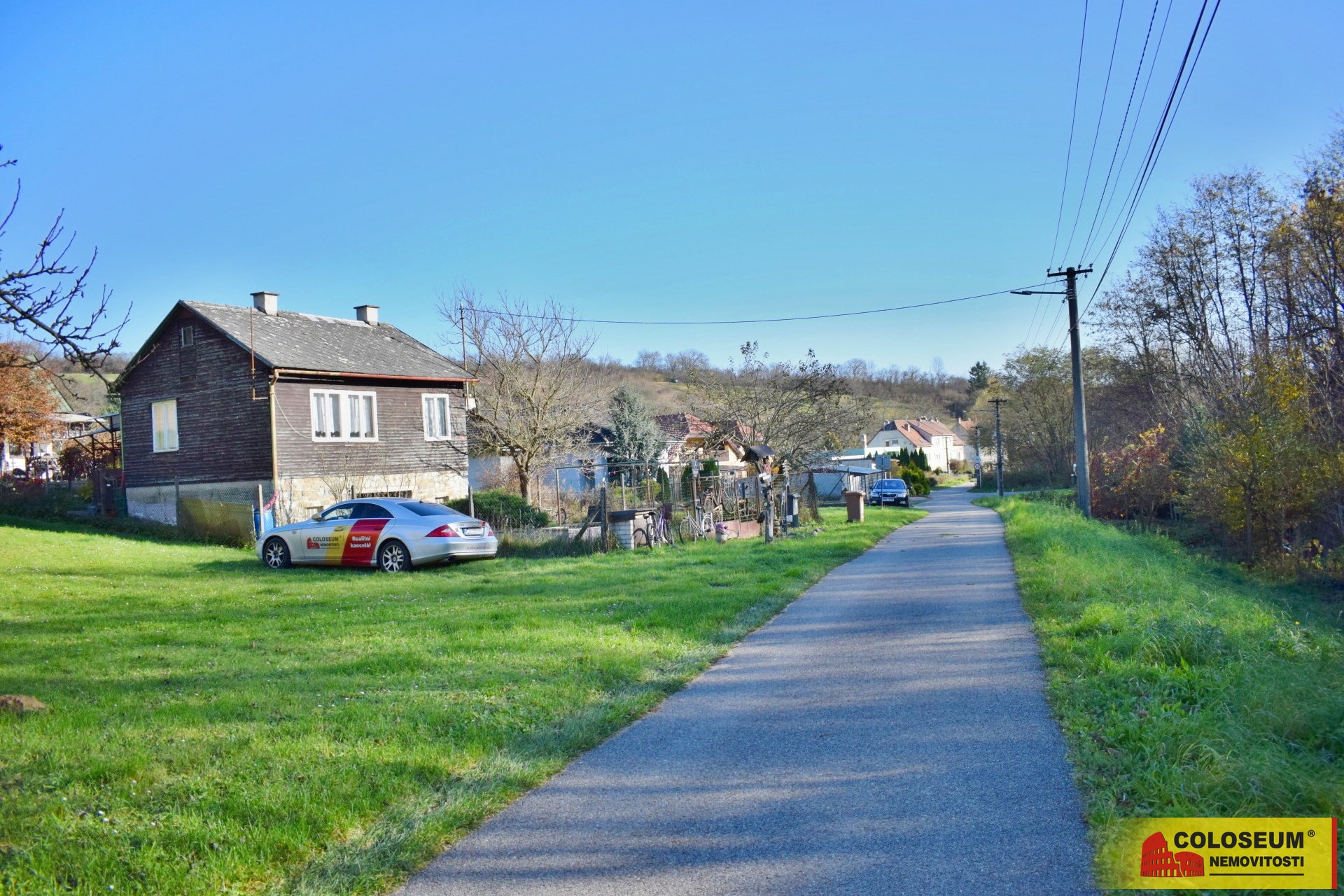 Pohled na pozemek z ulice - Lovčice - prodej pozem
