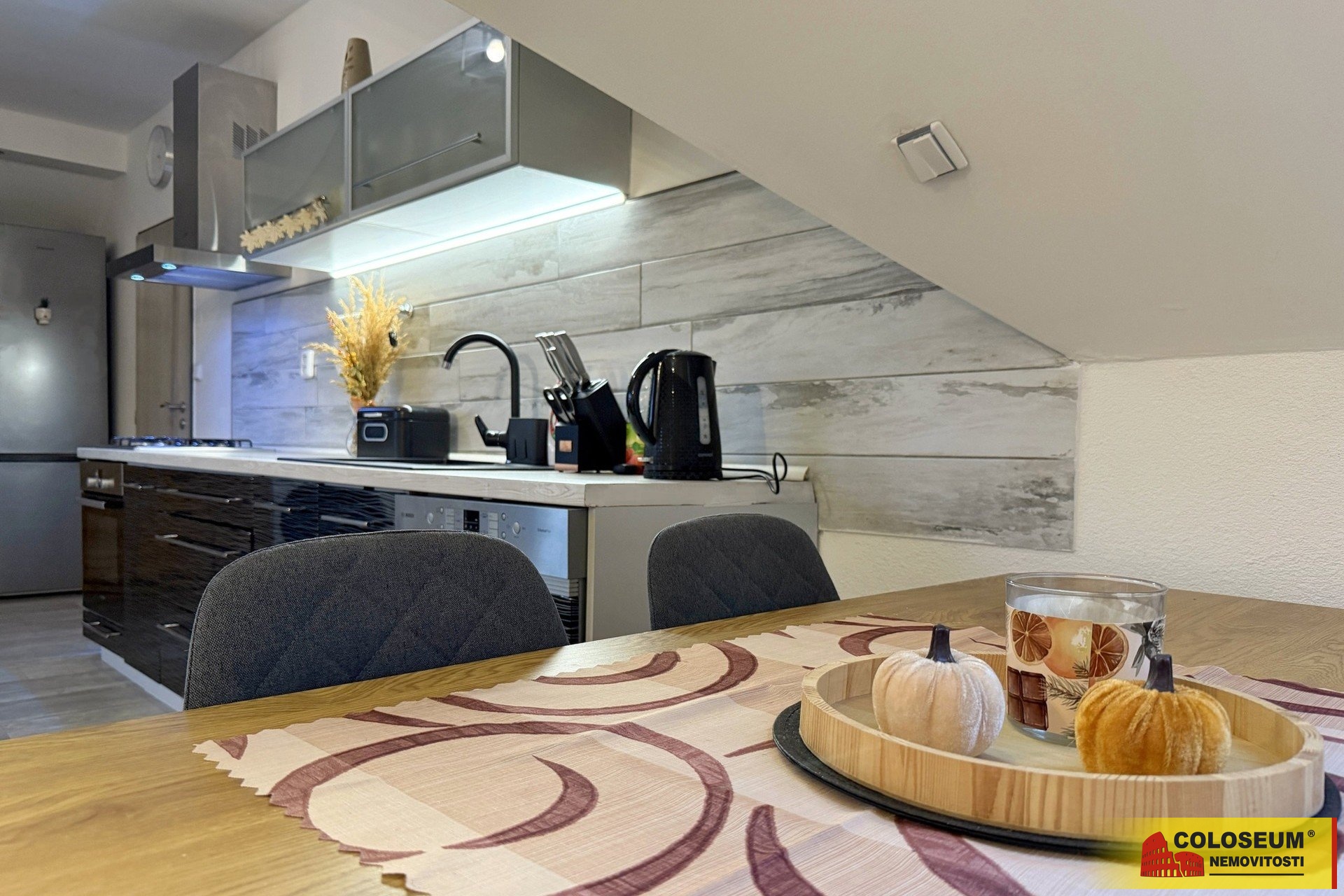  Jídelní stůl a linka - Rudoltice - prodej bytu 2+