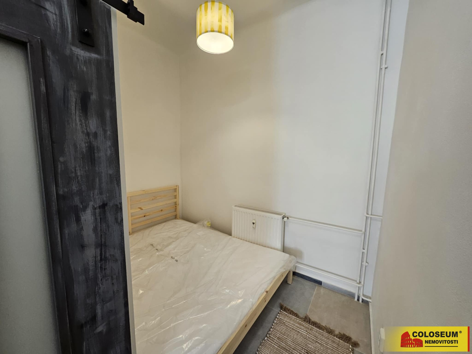 Malý pokojík je akorát na manželskou postel - Brno