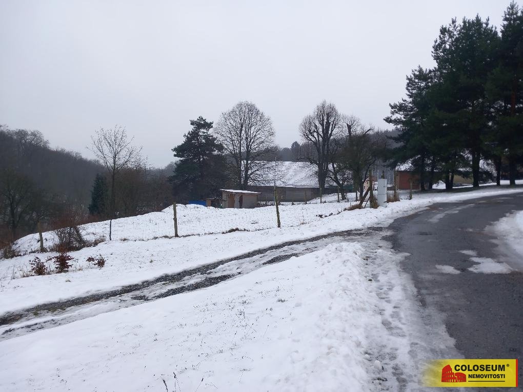 Pohled ze silnice z dálky - Braníškov - prodej poz