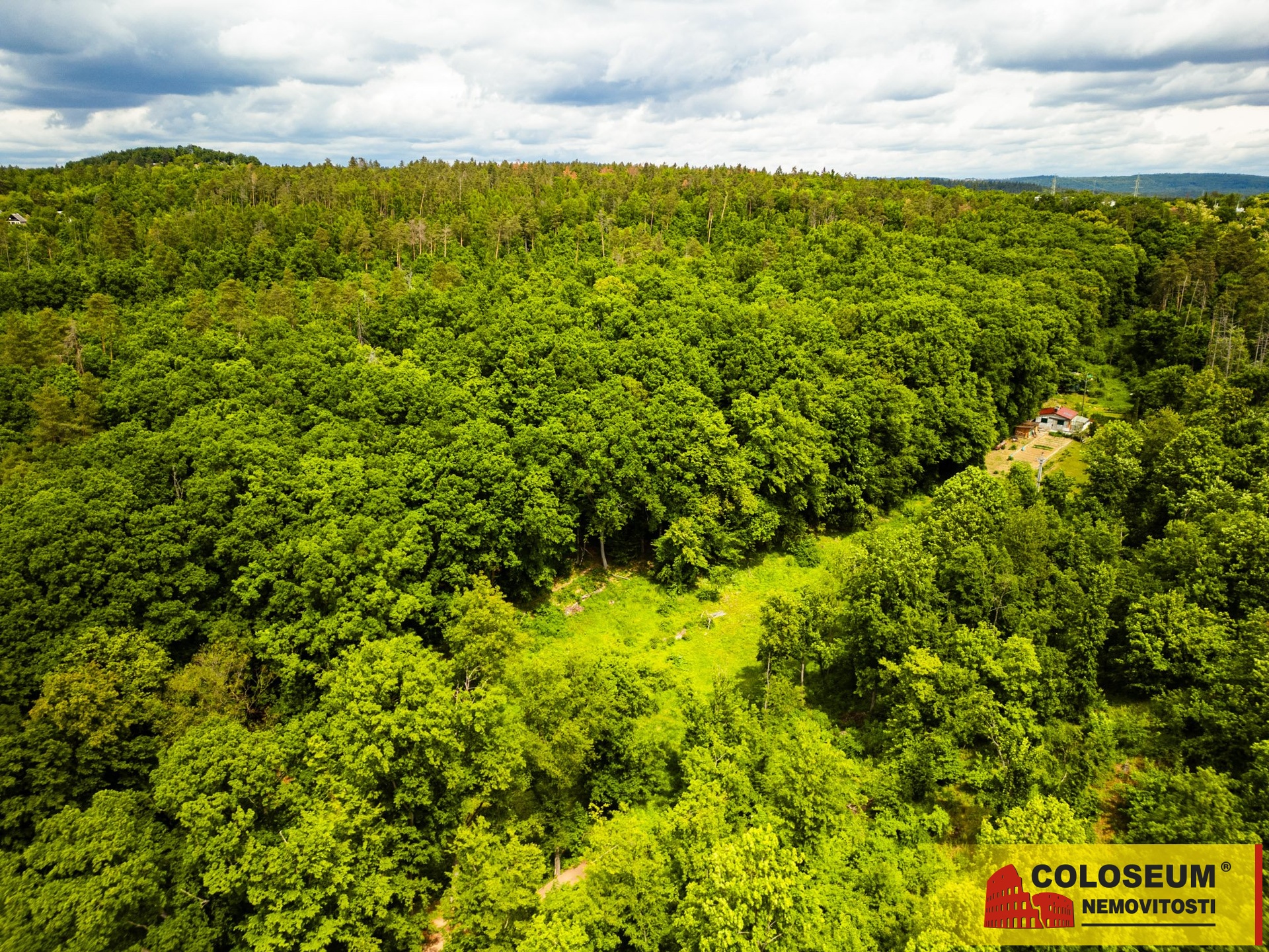 Pohled na okolí z dronu - Brno Lesná - prodej pozemku