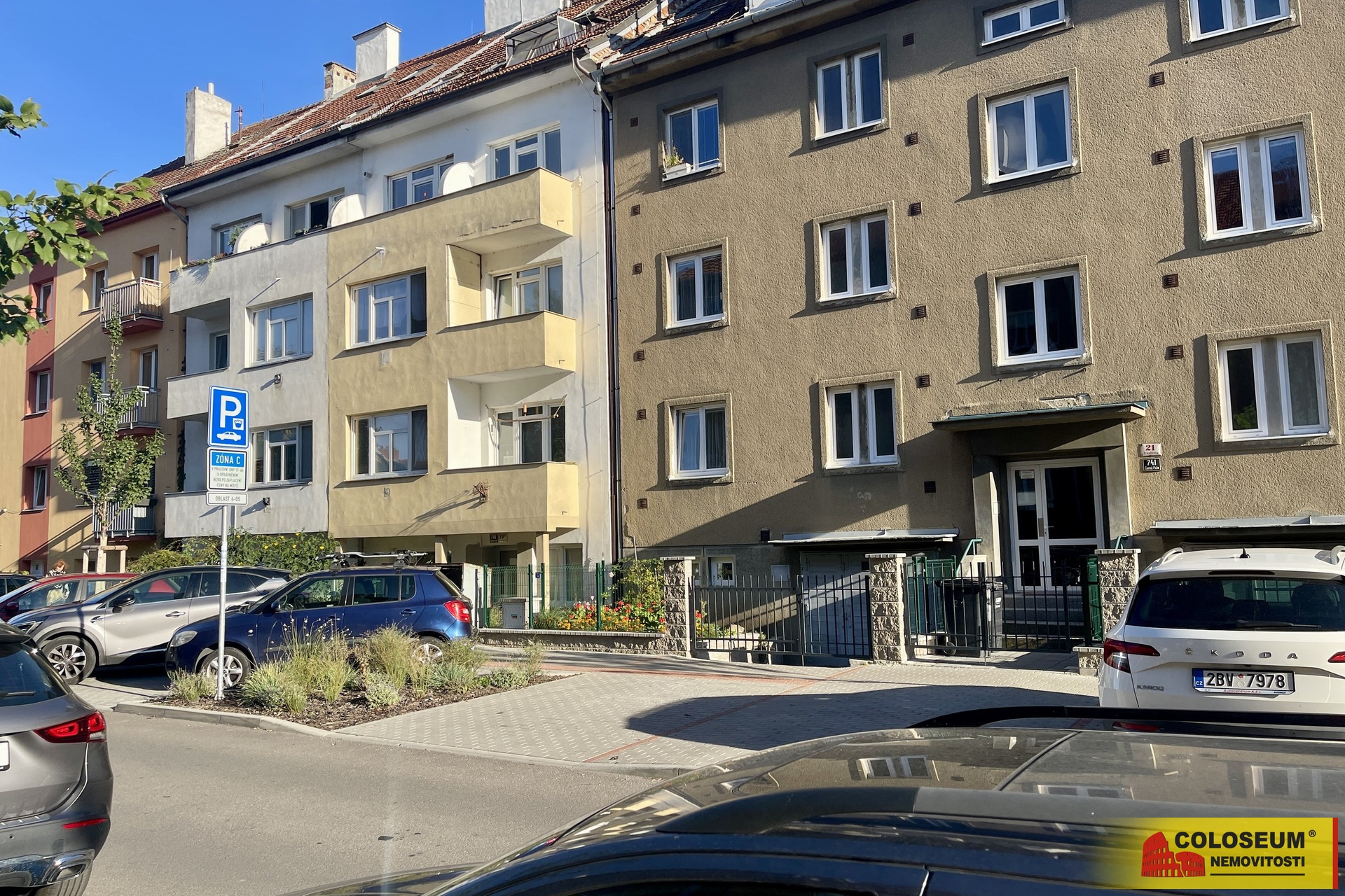 Pohled na dům z ulice - Brno - pronájem bytu