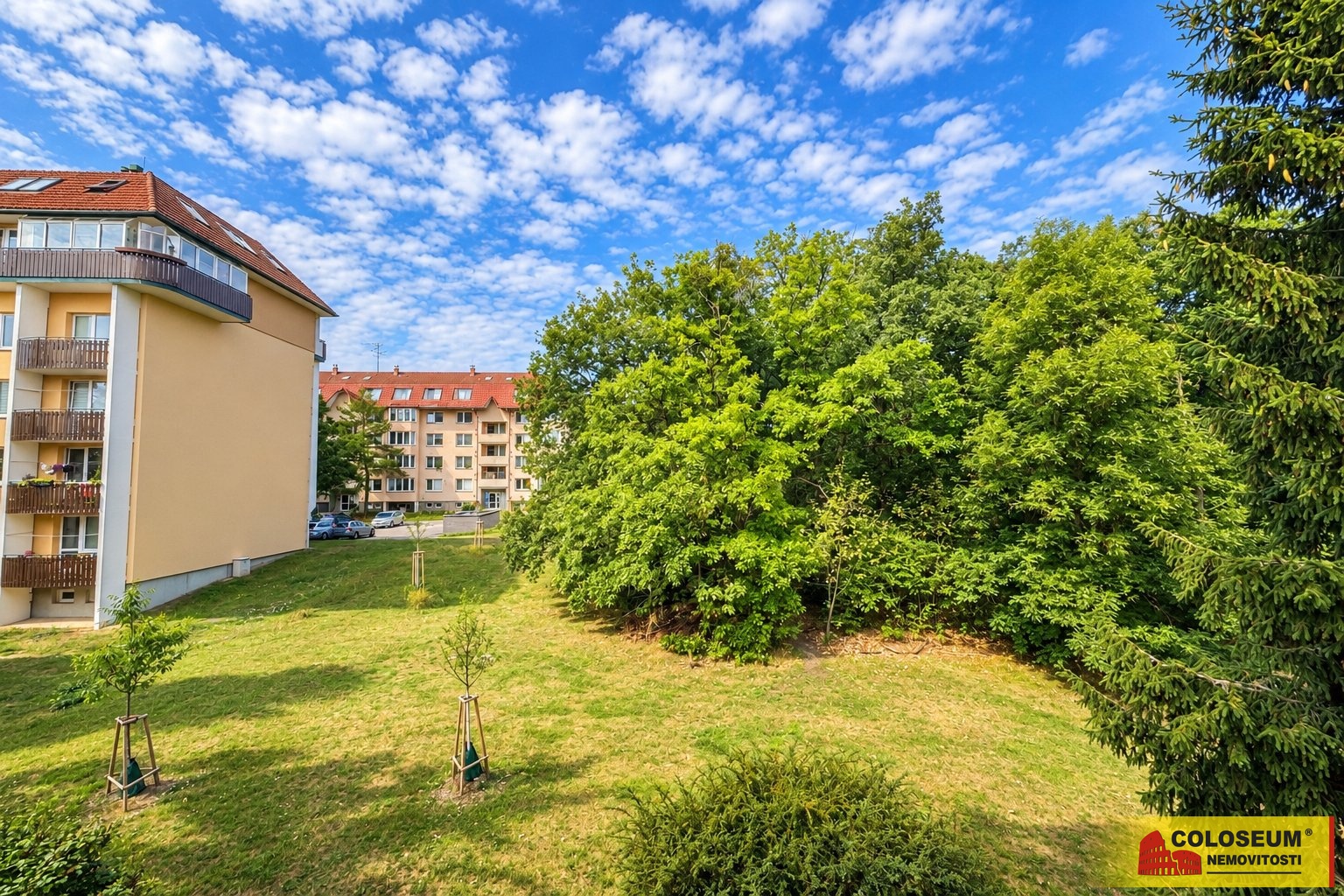 Pohled z okolí domu - Brno Kohoutovice - prodej bytu