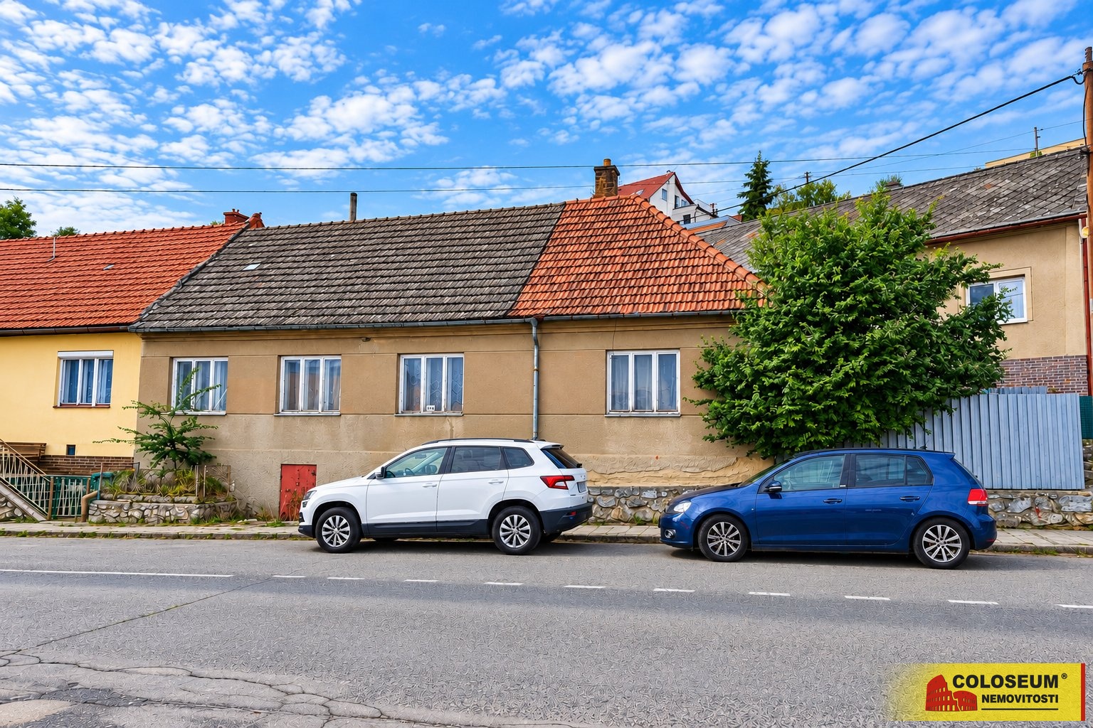 Pohled na dům z ulice - Ostrov u Machochy - prodej pozemku 