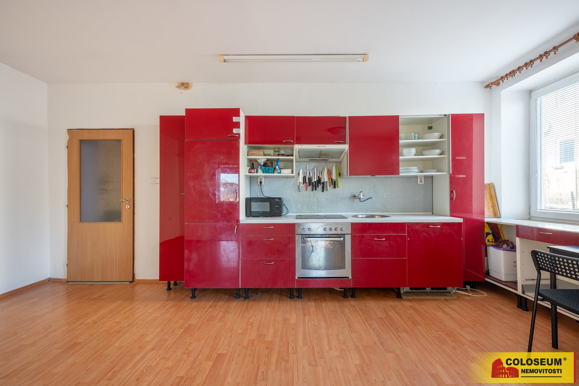 Dostatečný prostor na kuchyň dle libosti. Vleze se