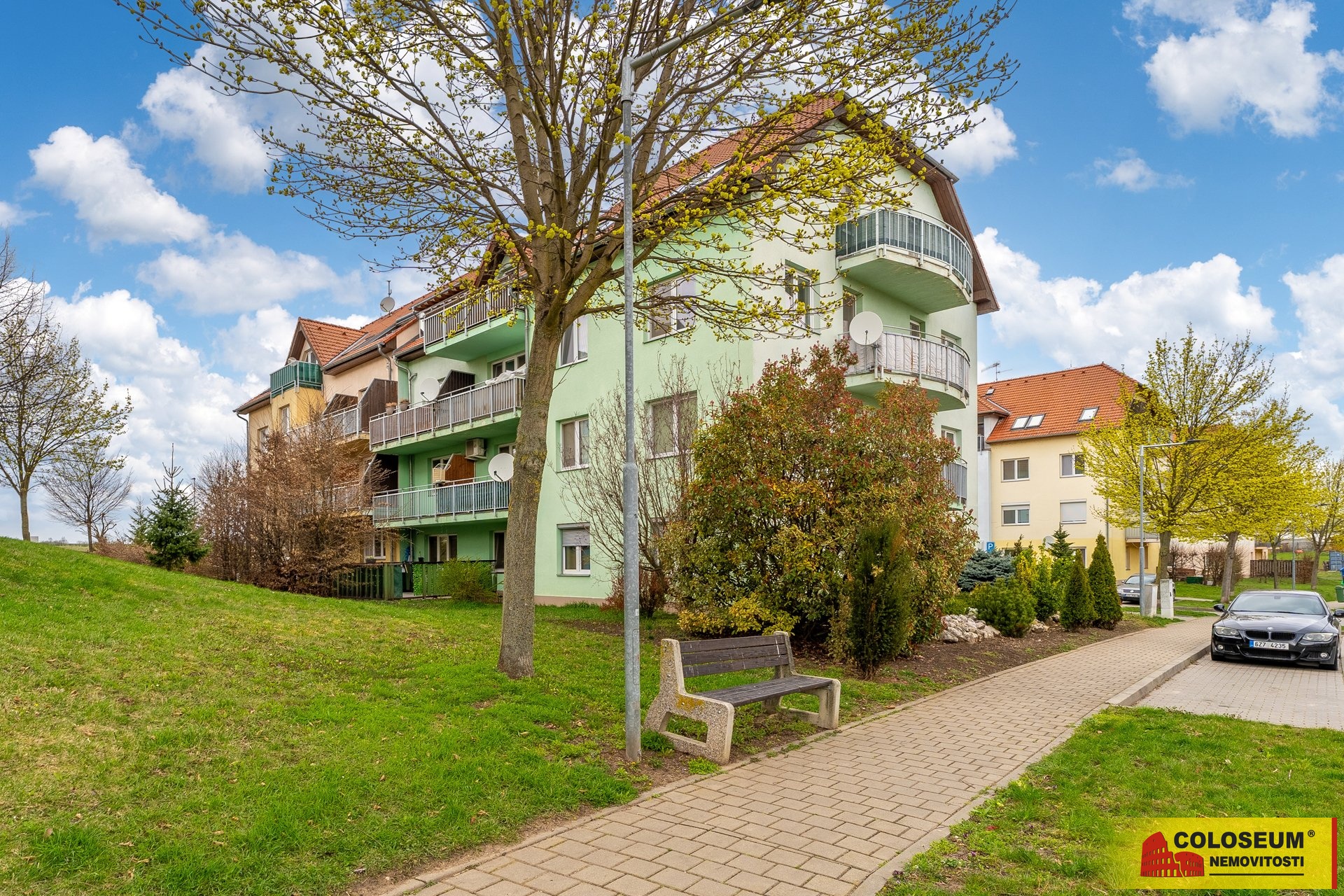 Pohled na bytový dům z ulice - Hustopeče - prodej 