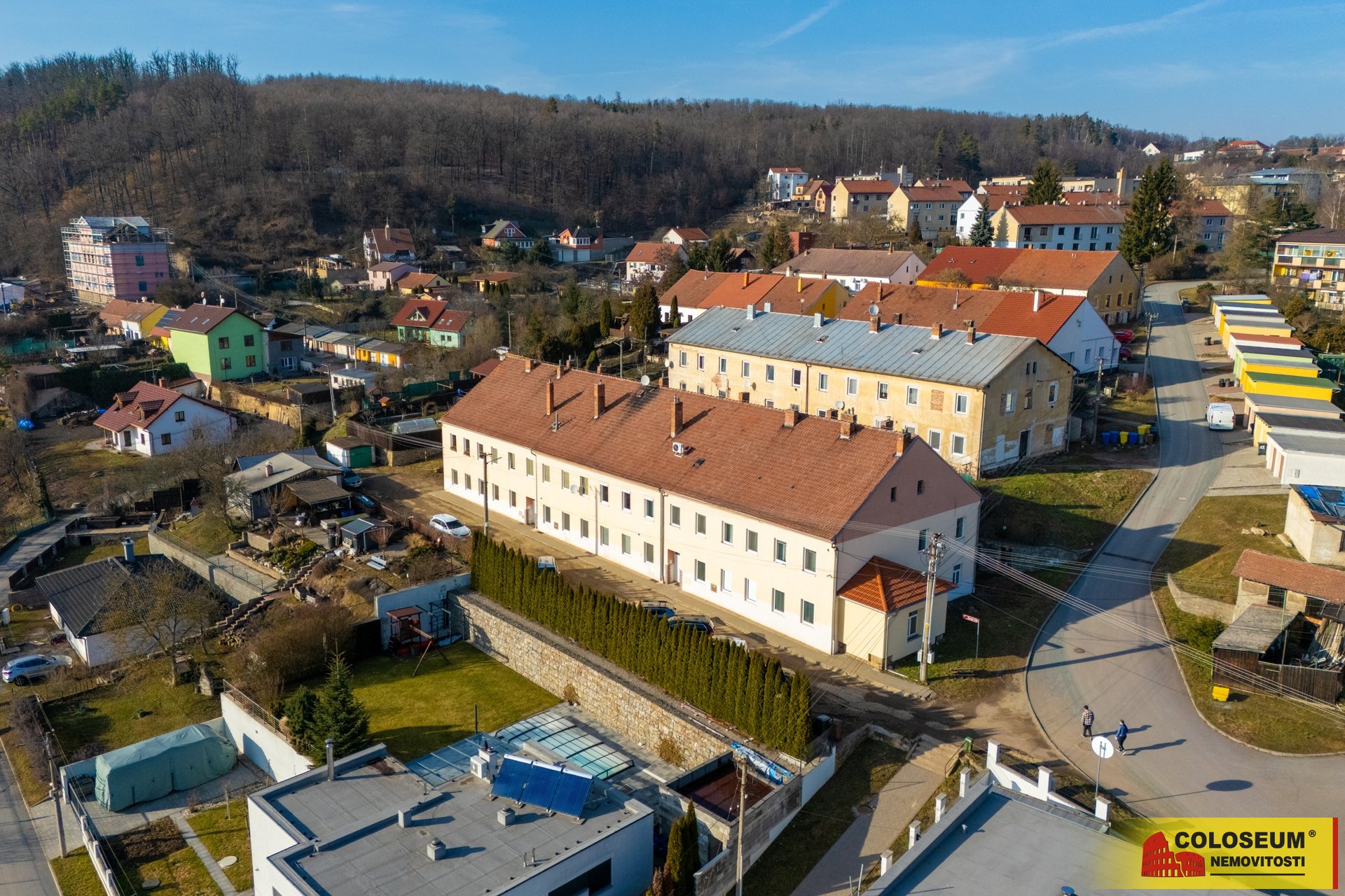 Pohled na bytový dům z dronu - Zastávka u Brna - p