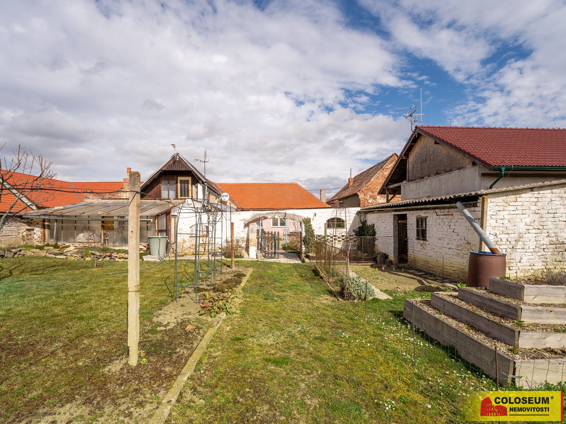 Pohled na dvůr - RD Božice - prodej rodinného domu