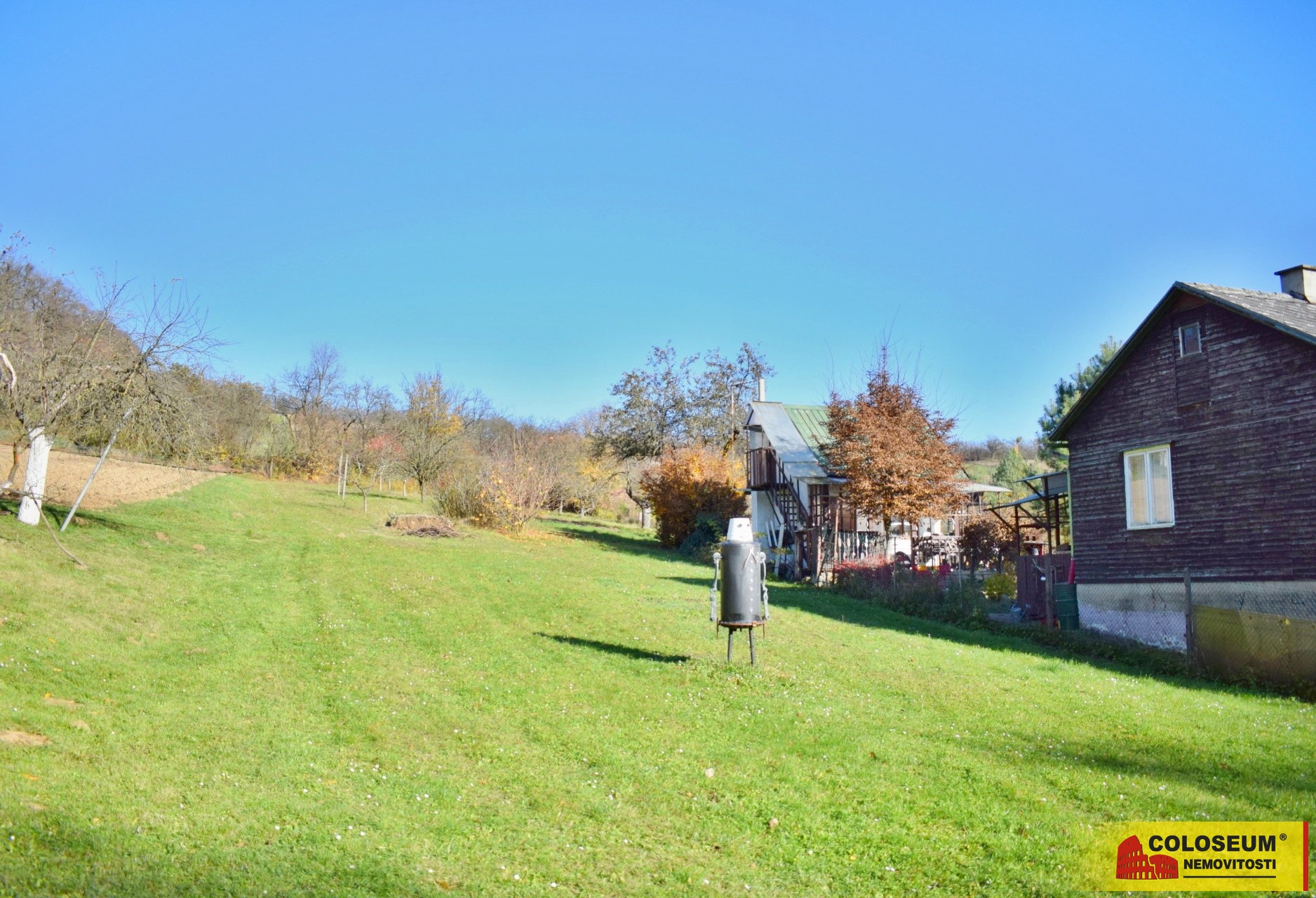 Pohled na pozemek z ulice - Lovčice - prodej pozem