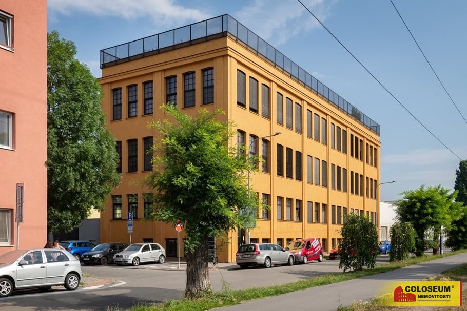 Pohled na budovu z ulice - Brno - Husovice - proná