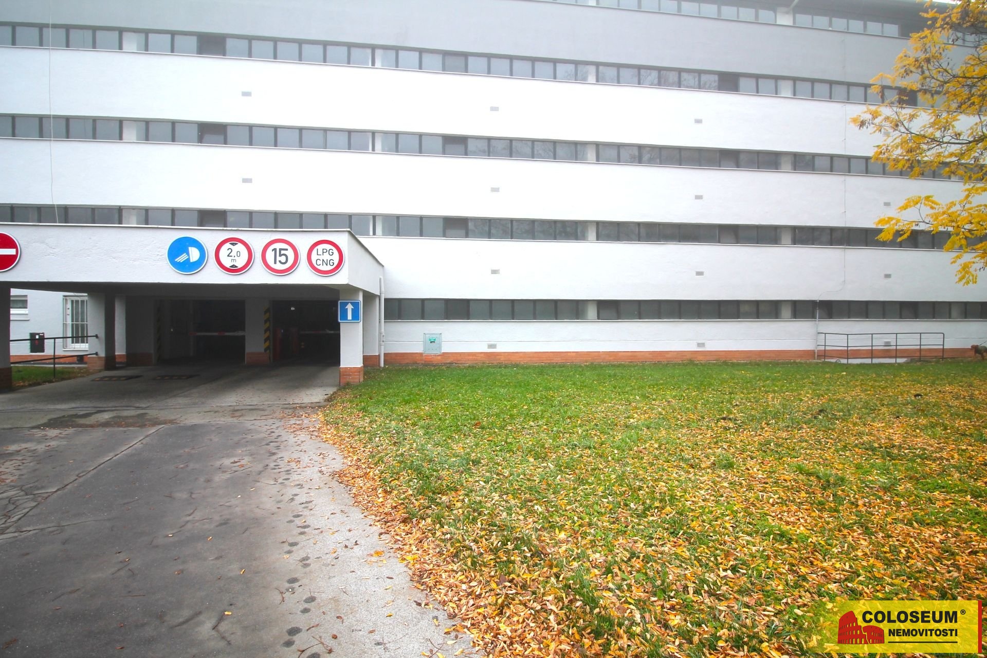 Pohled z ulice na parkovací dům - Brno - Žabovřesk