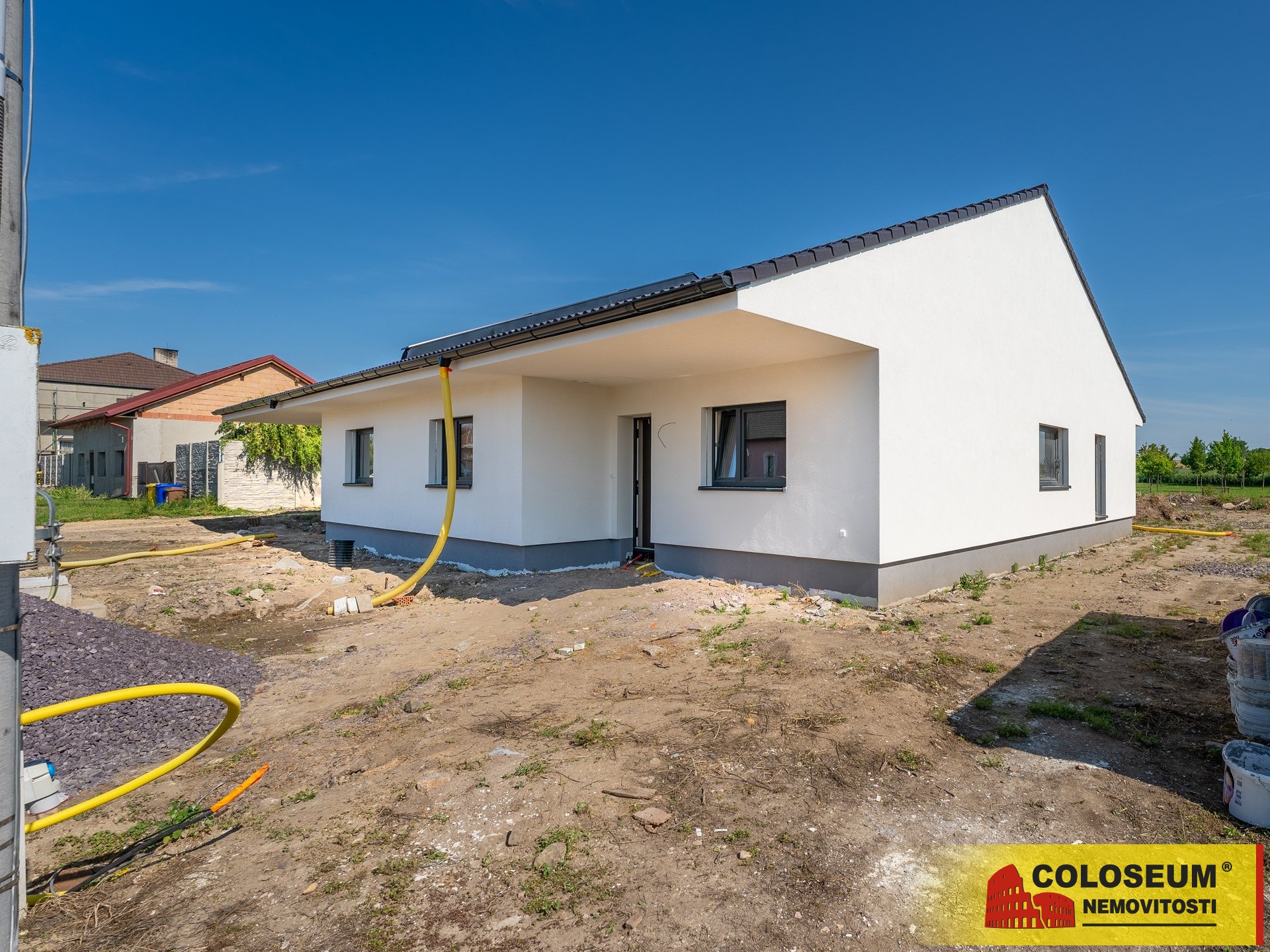 Pohled na dům z ulice - Hrabětice - prodej RD 4+kk