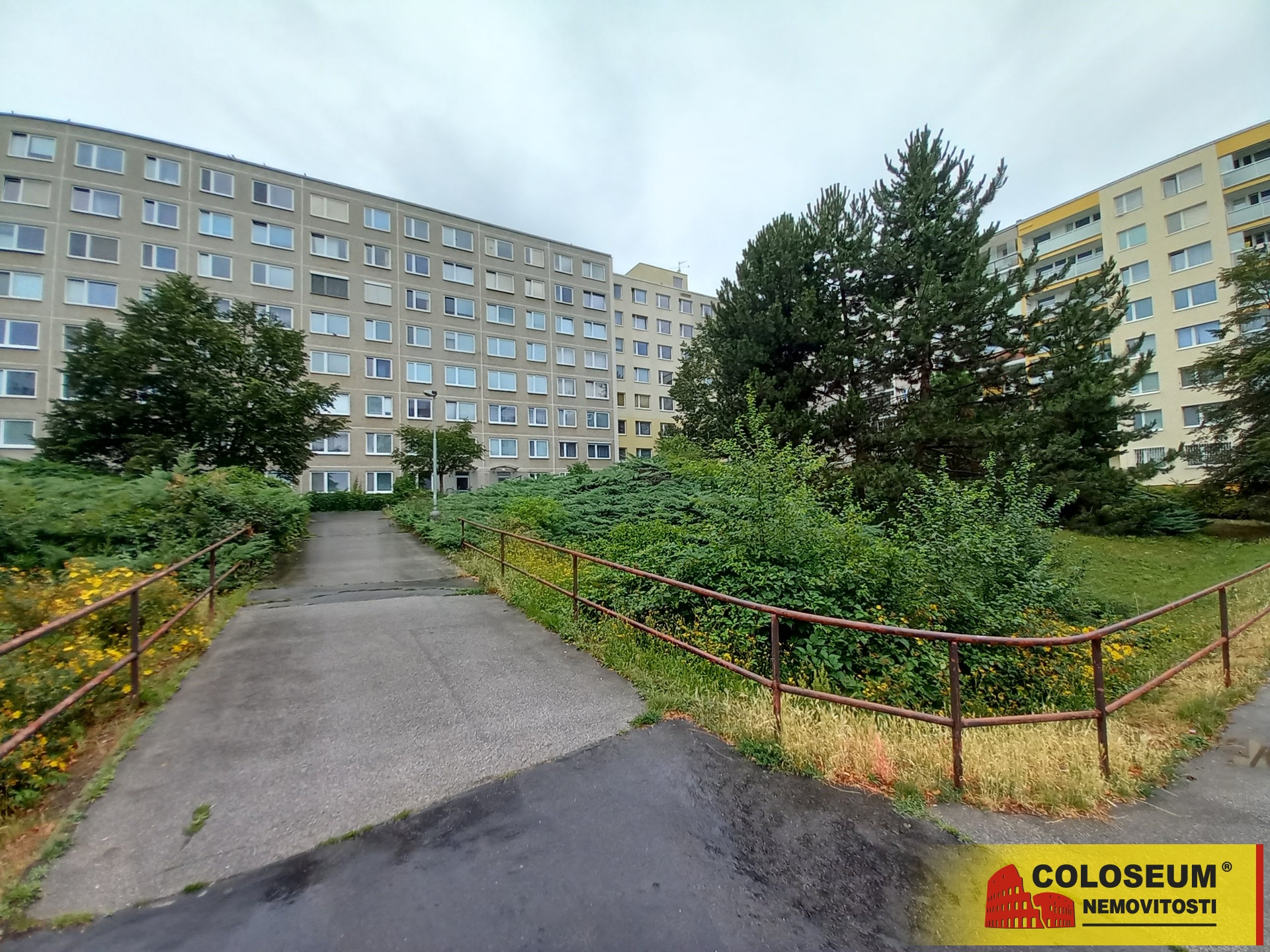 Cesta k bytovému domu – Praha – Stodůlky – prodej bytu