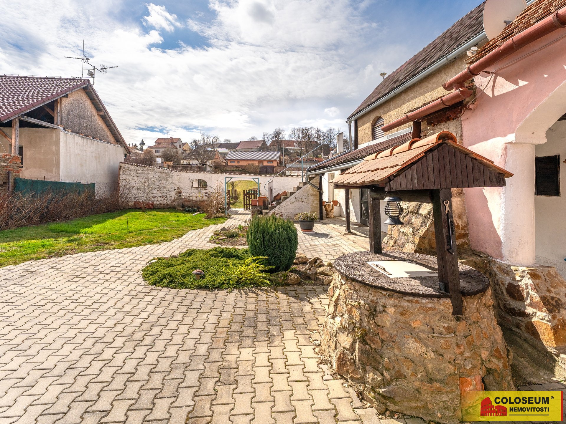 Pohled na dvůr - RD Božice - prodej rodinného domu
