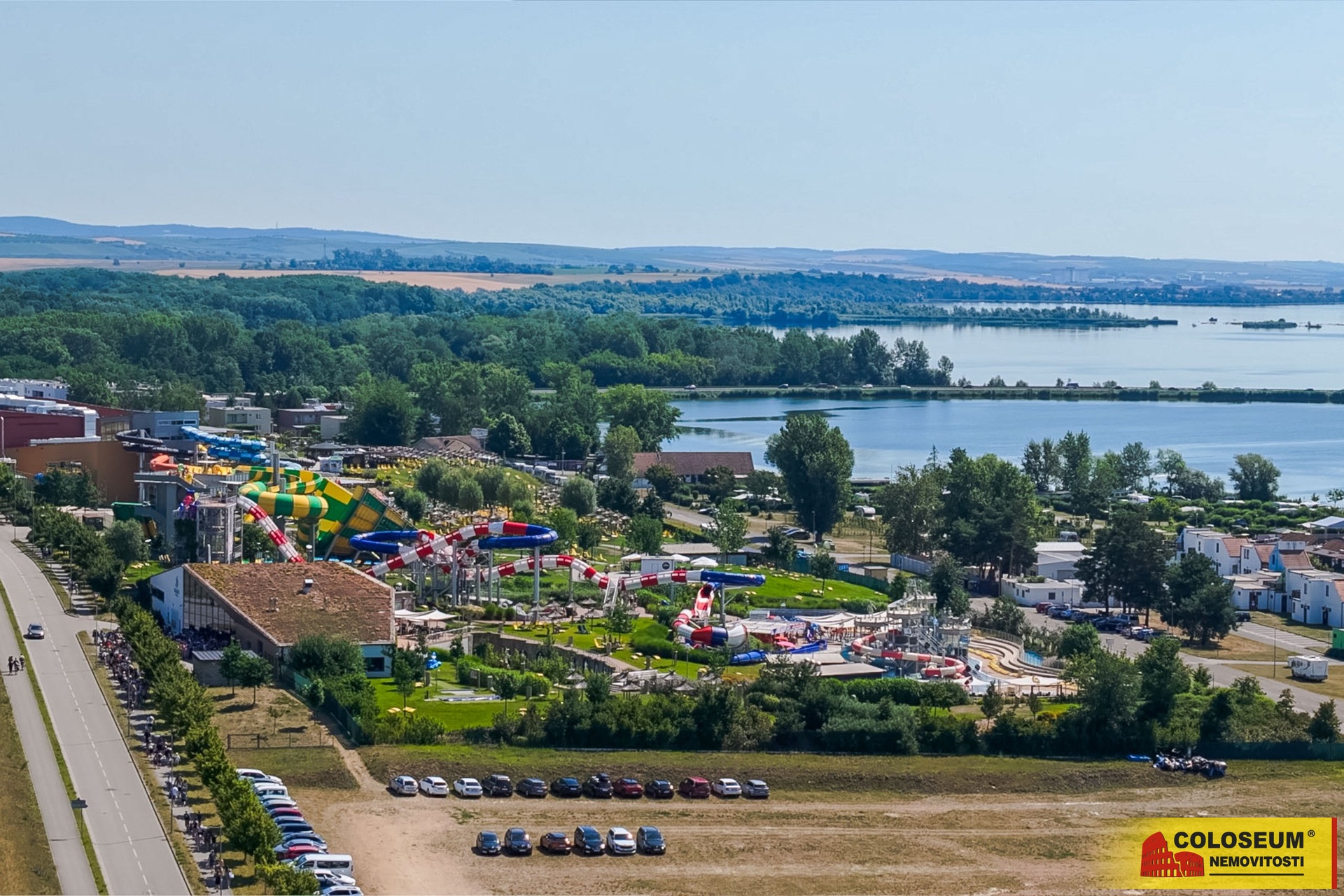 Pohled z dronu na okolí - Ivaň - prodej chalupy