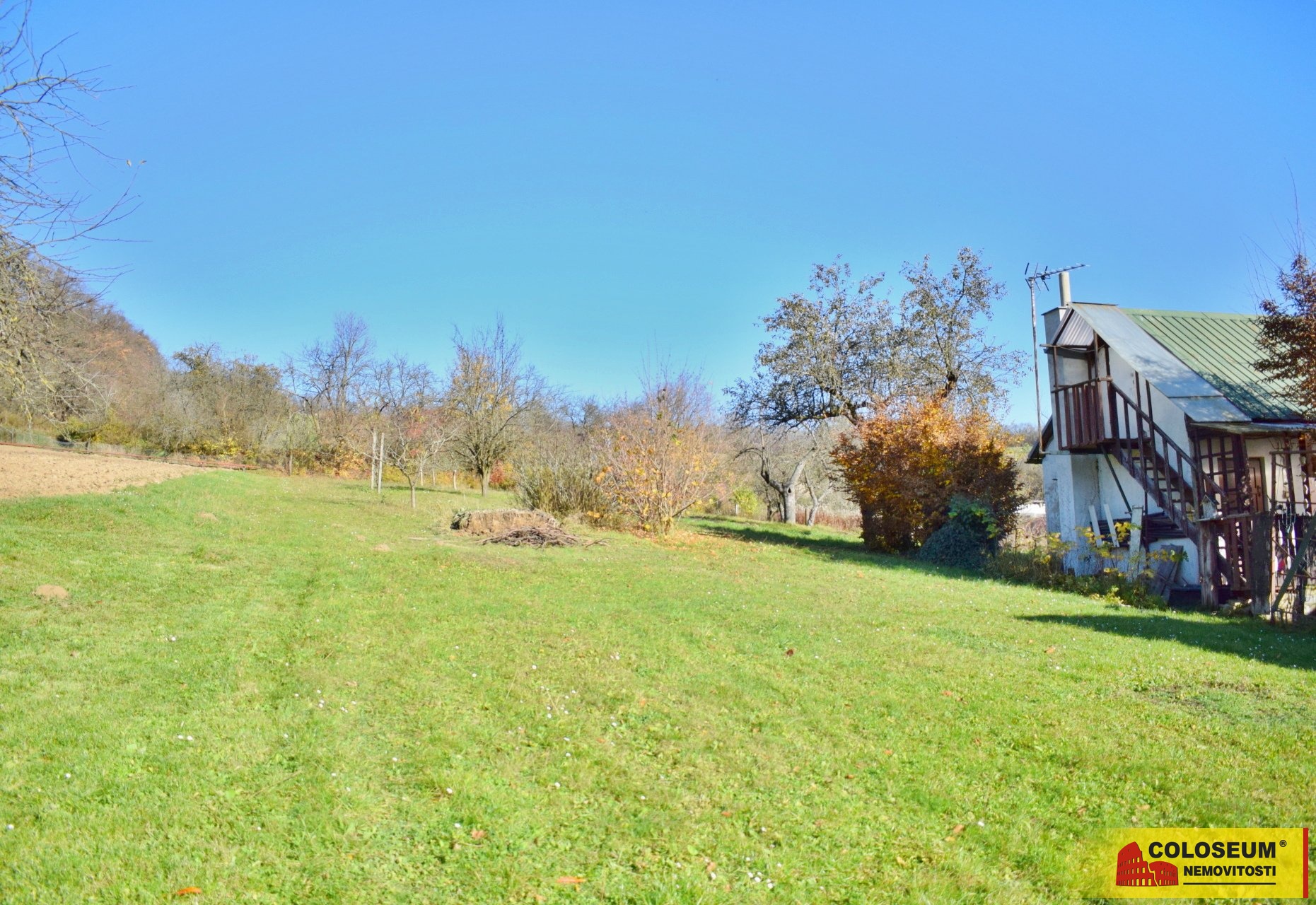 Pohled na pozemek z ulice - Lovčice - prodej pozem