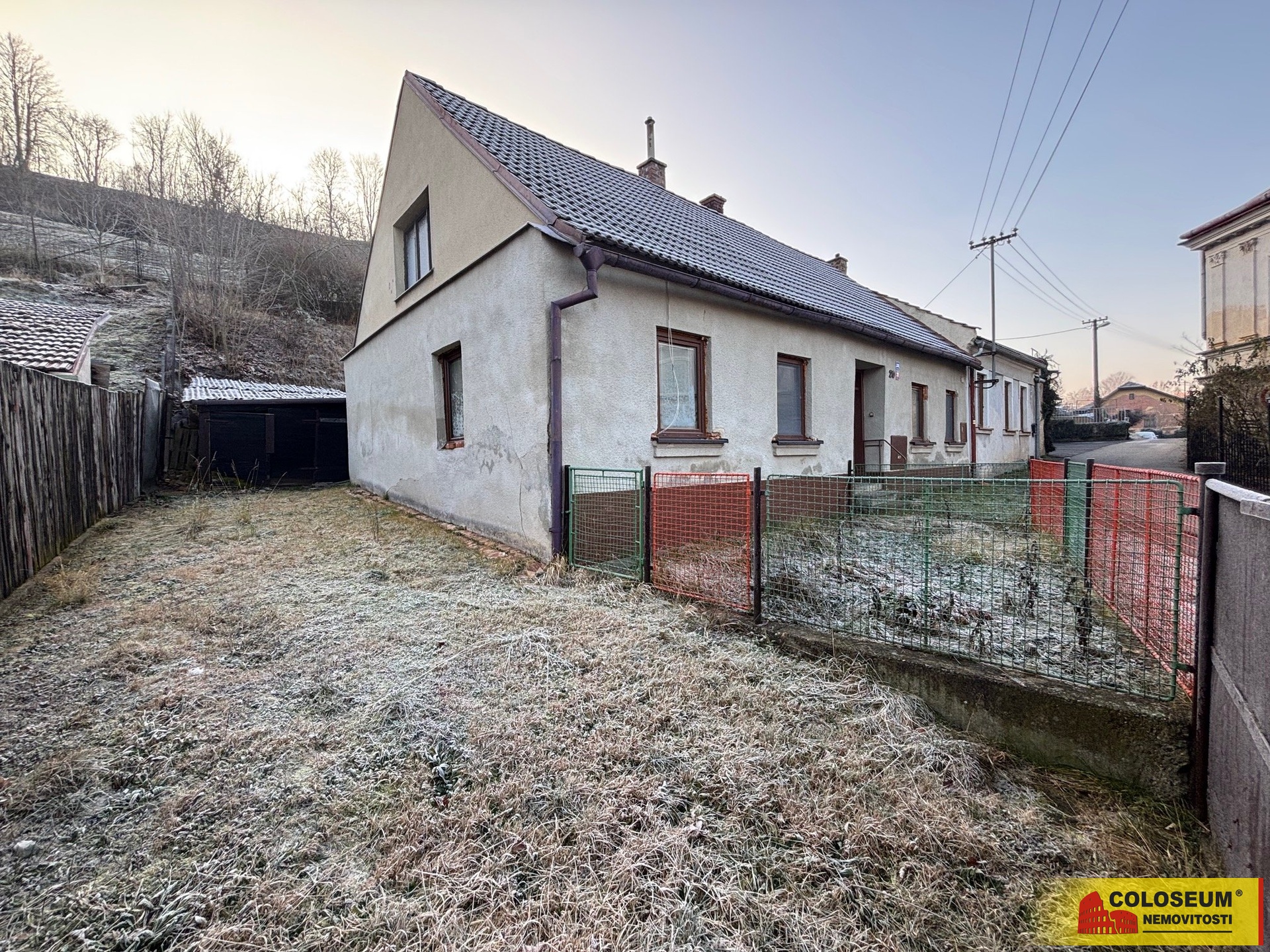 Pohled na chalupu s vjezdem – Moravská Třebová – prodej chalupy