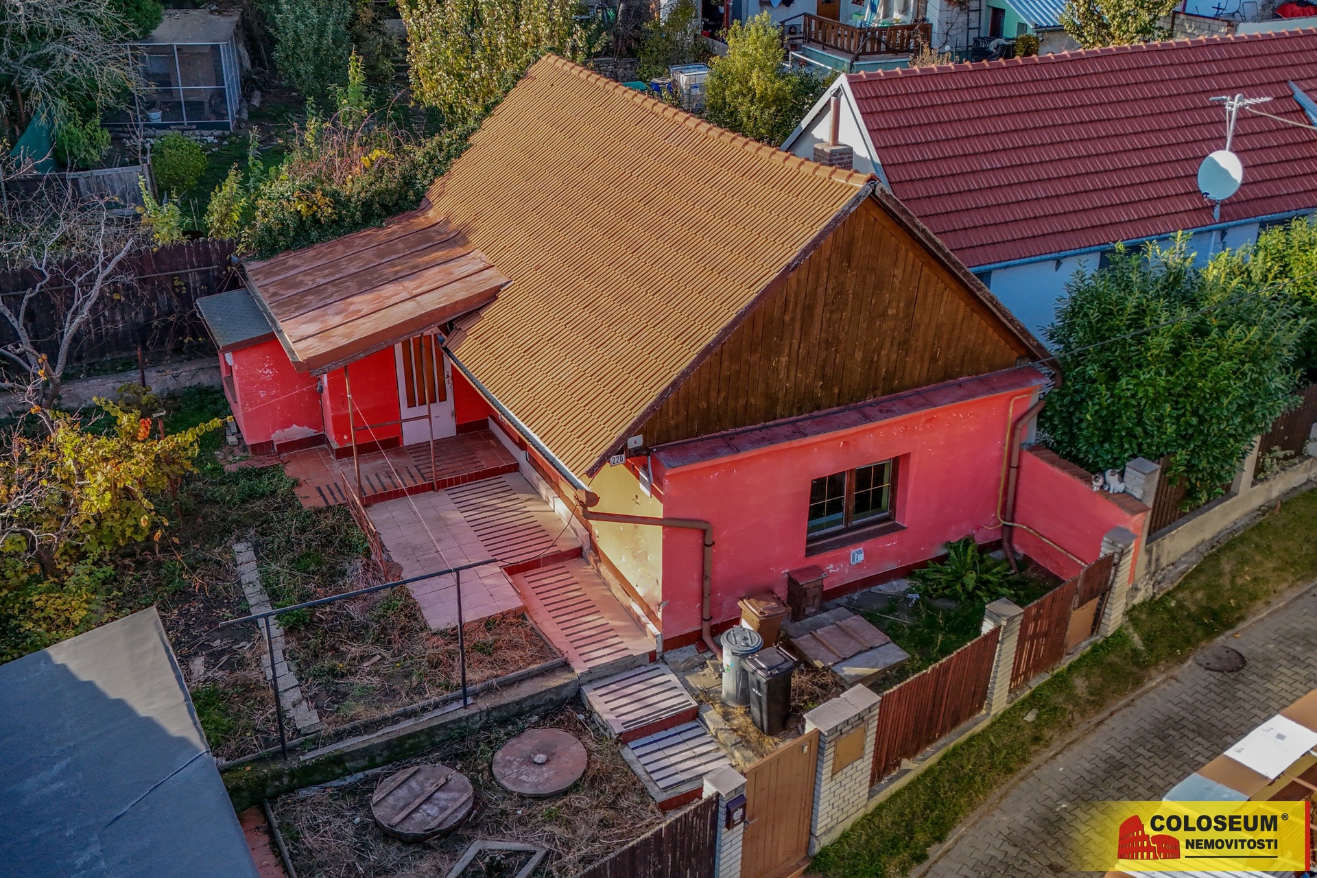 Pohled na dům z dronu - Kostice - prodej chalupy 1