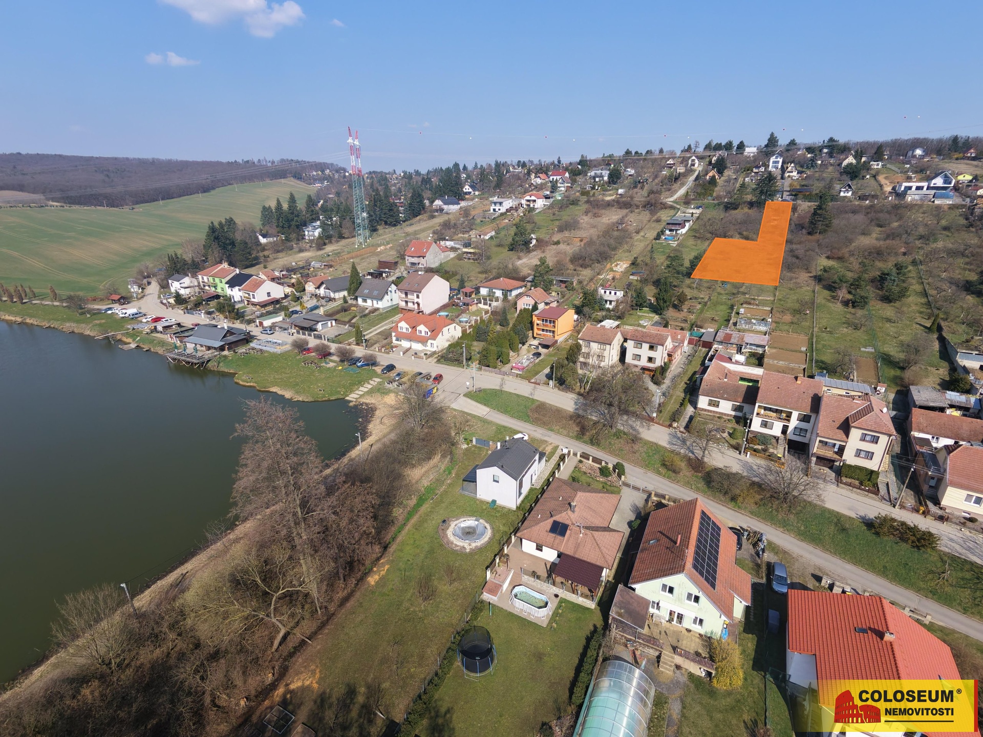 Pohled z dronu - vyznačený pozemek - Popůvky u Brna -prodej pozemku