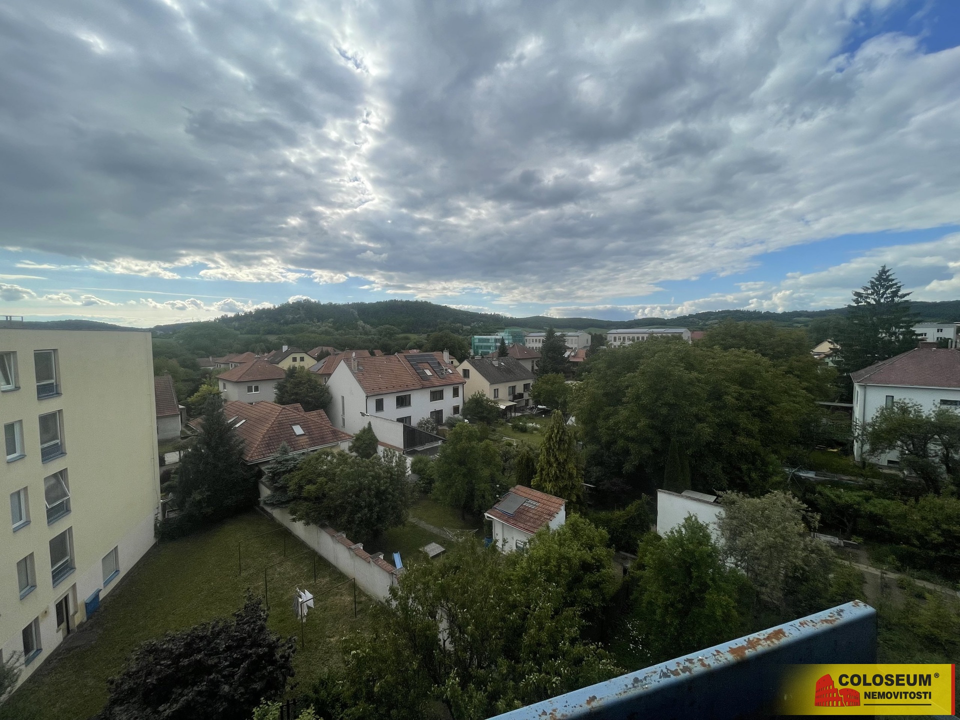 Pohled z lodžie na okolí – Kuřim – pronájem bytu