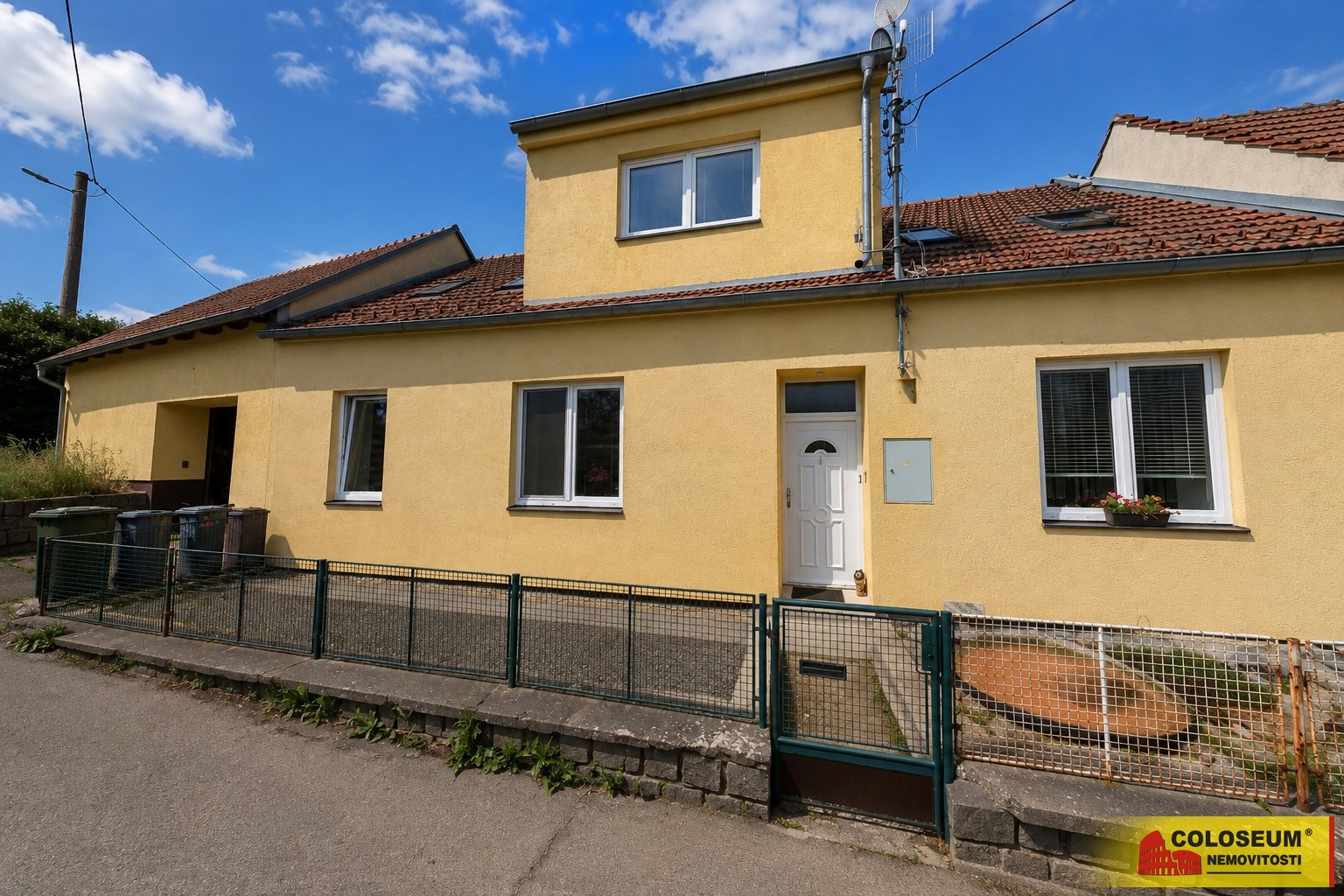 Pohled na RD z ulice - Luleč - pronájem bytu 2+kk