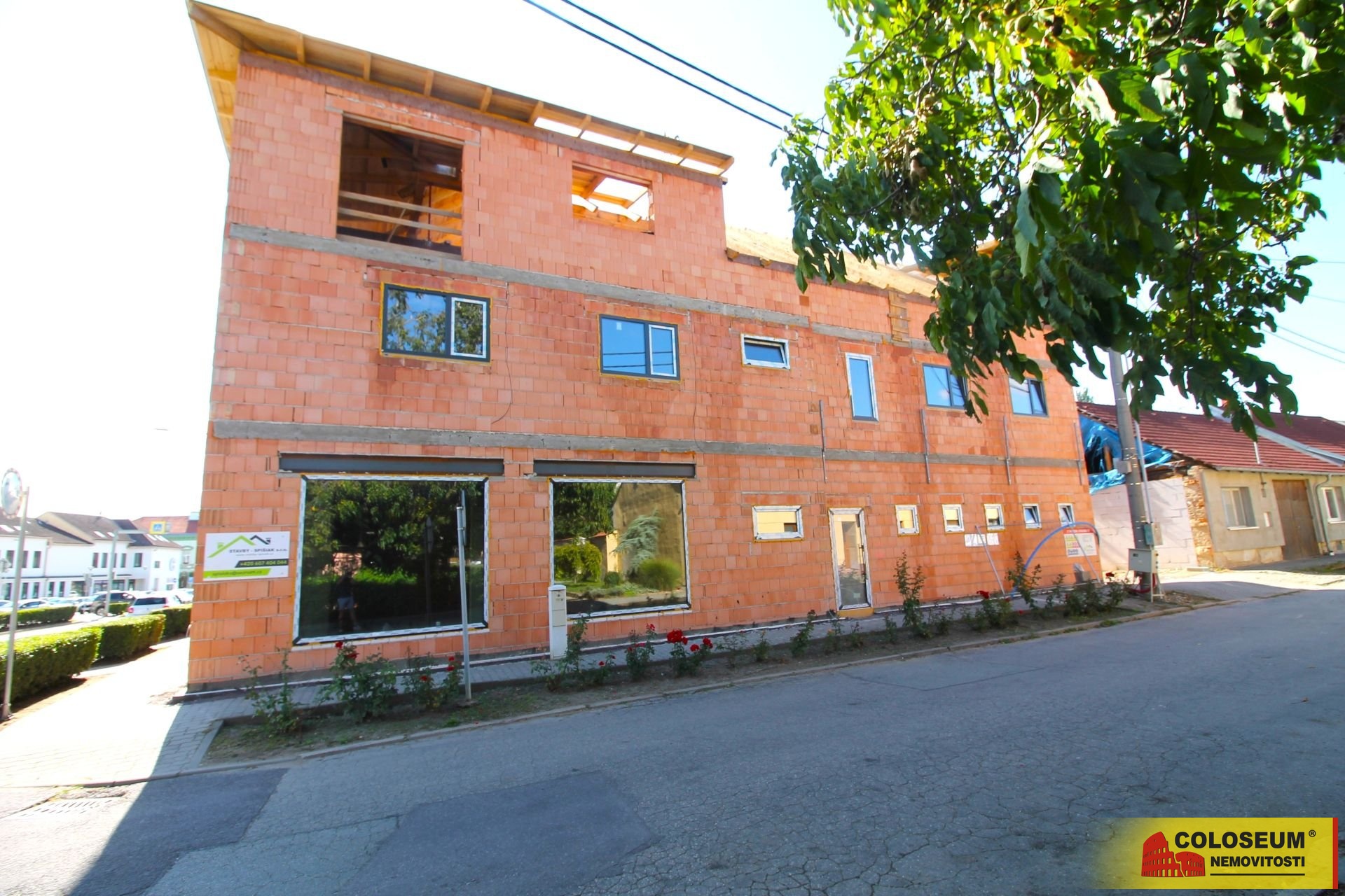 Pohled na bytový dům z ulice - Hrušovany nad Jevišovkou - prodej bytu 3+kk