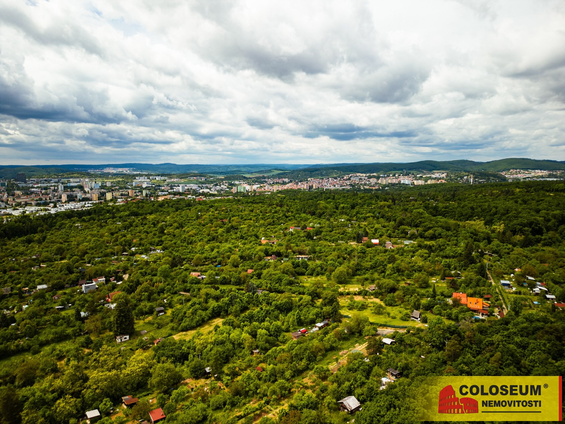 Pohled na okolí z dronu - Brno Lesná - prodej pozemku