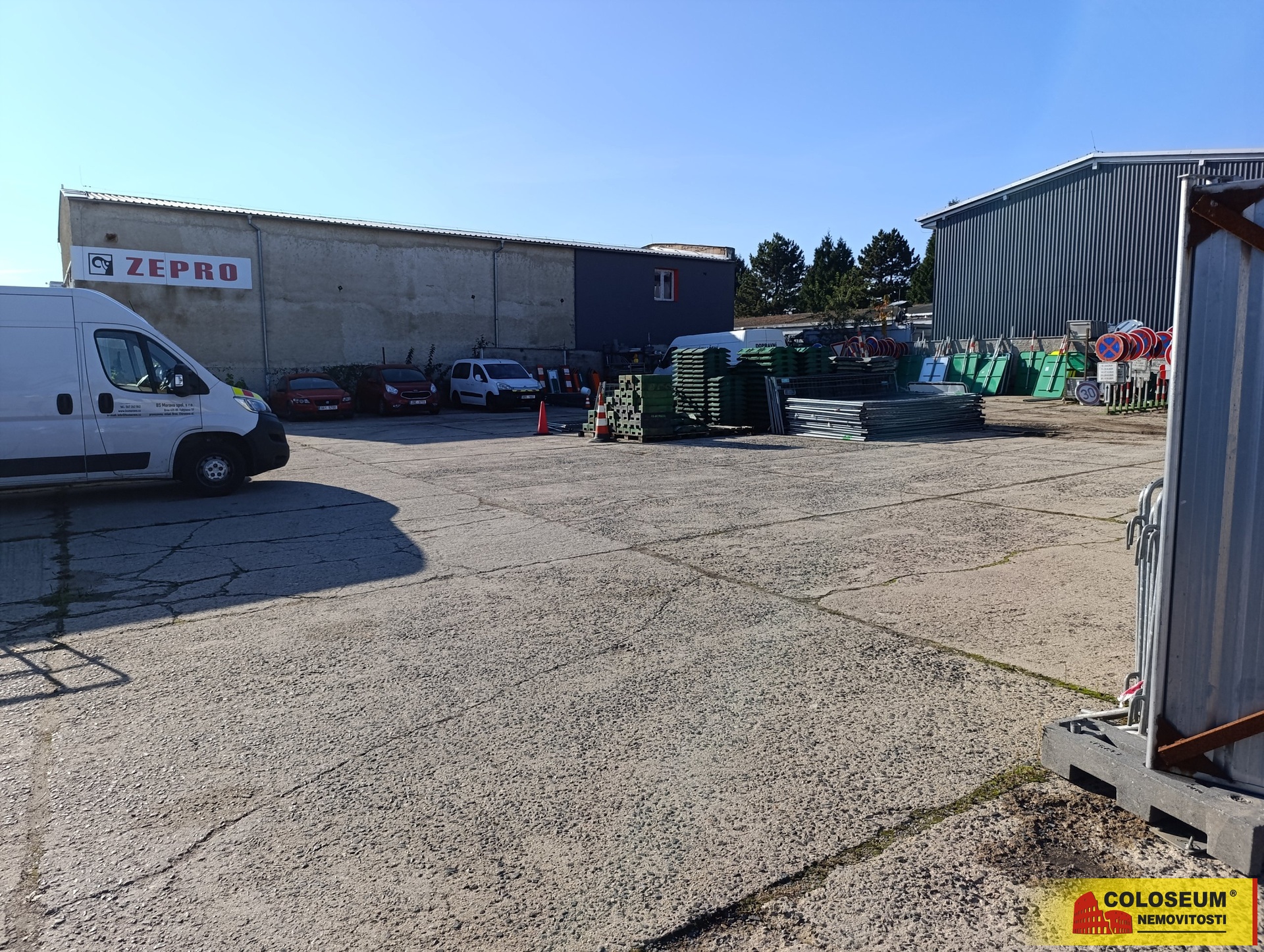 Prostor odstavné plochy  - Brno - Přízřenice - pronájem komerce