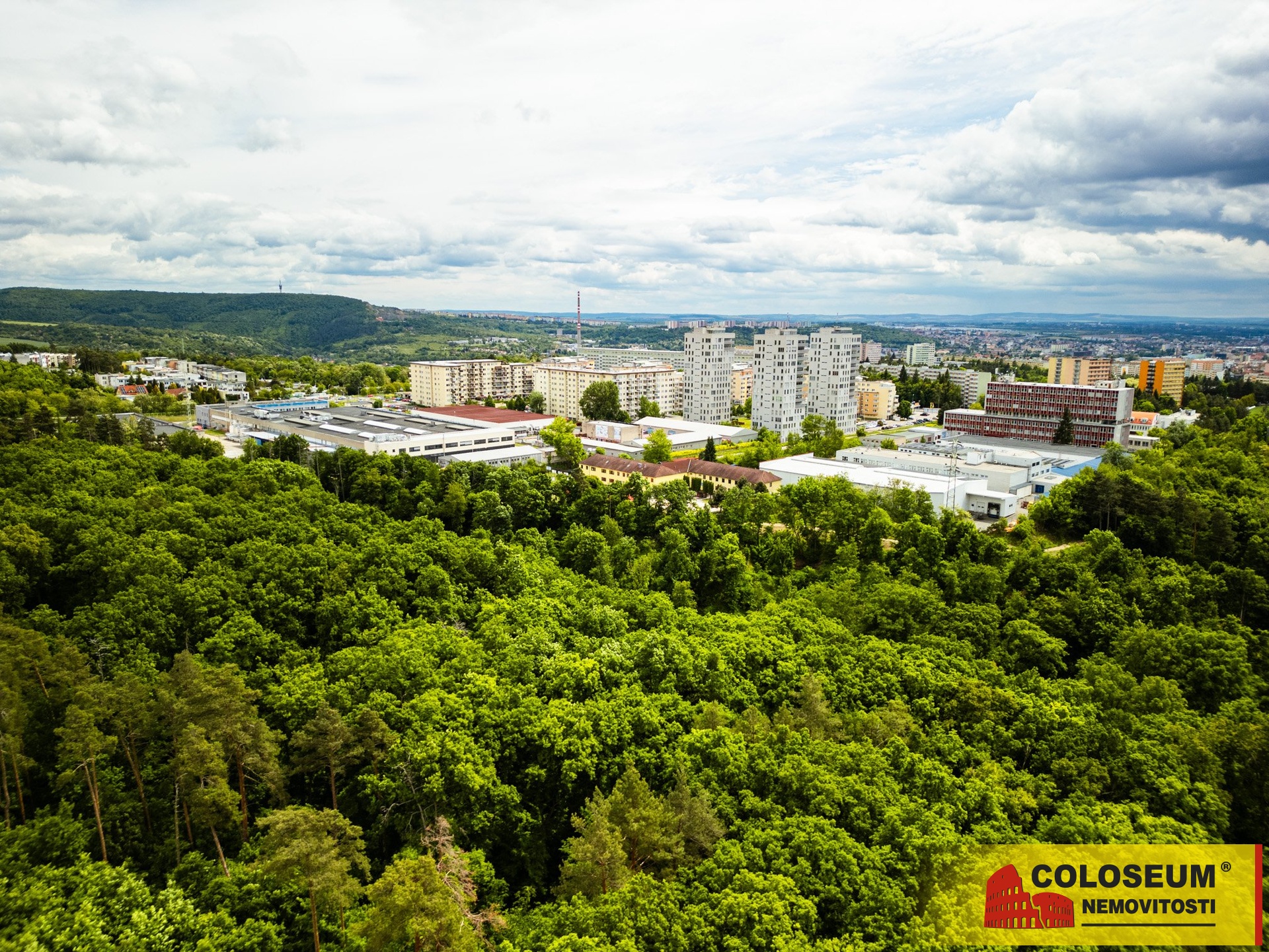 Pohled na okolí z dronu - Brno Lesná - prodej pozemku