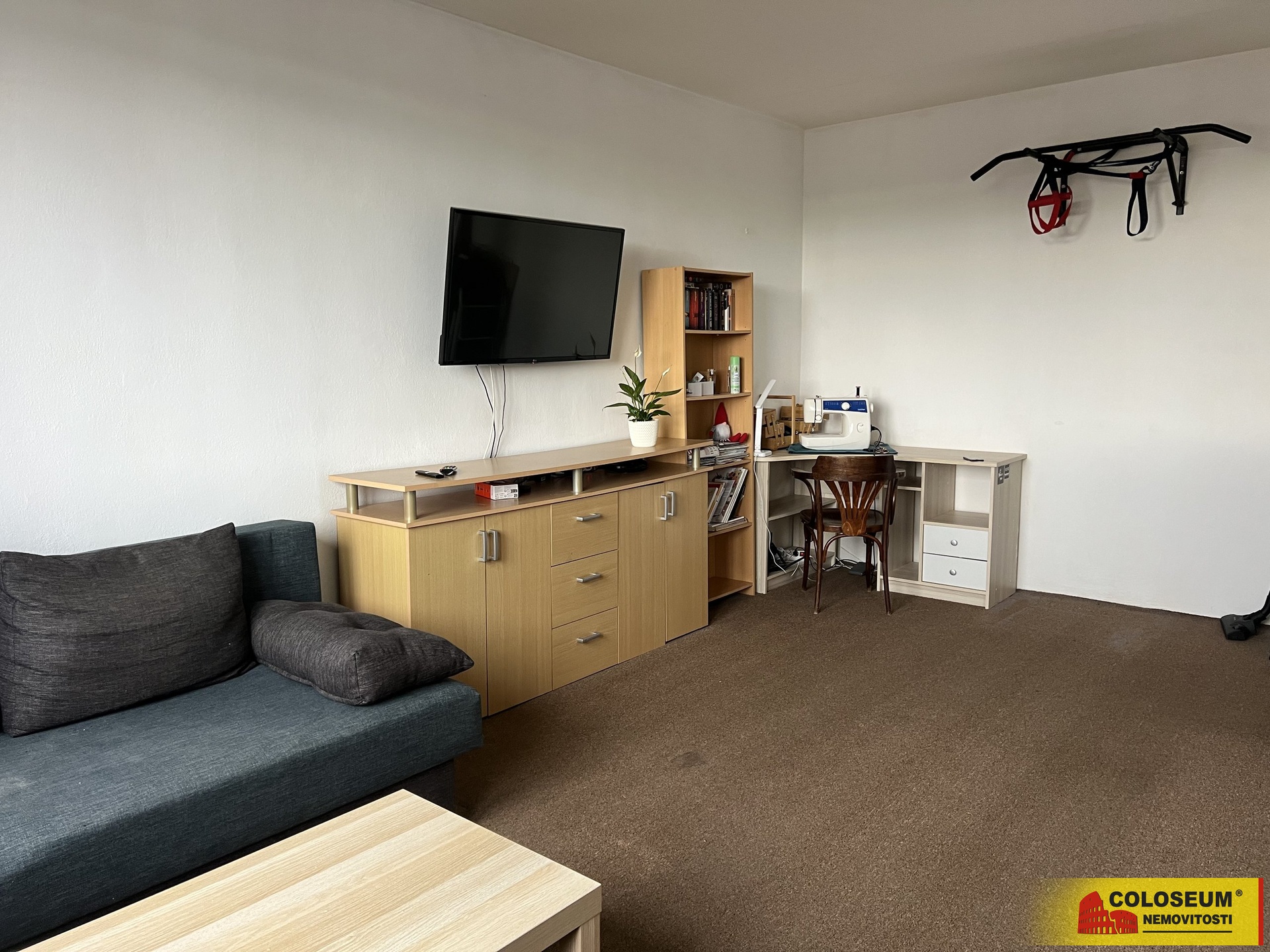 Prostorný pokoj je dostatečně velký na obyvák i lo