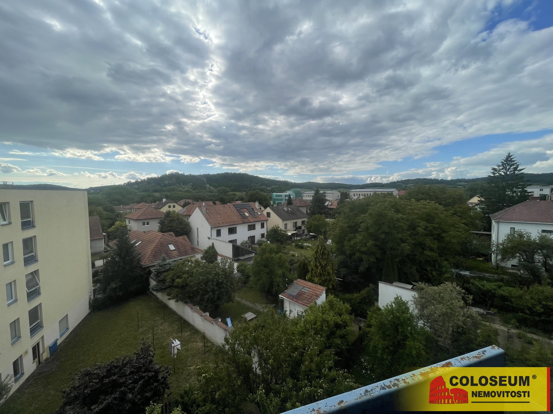 Pohled z lodžie na okolí – Kuřim – pronájem bytu