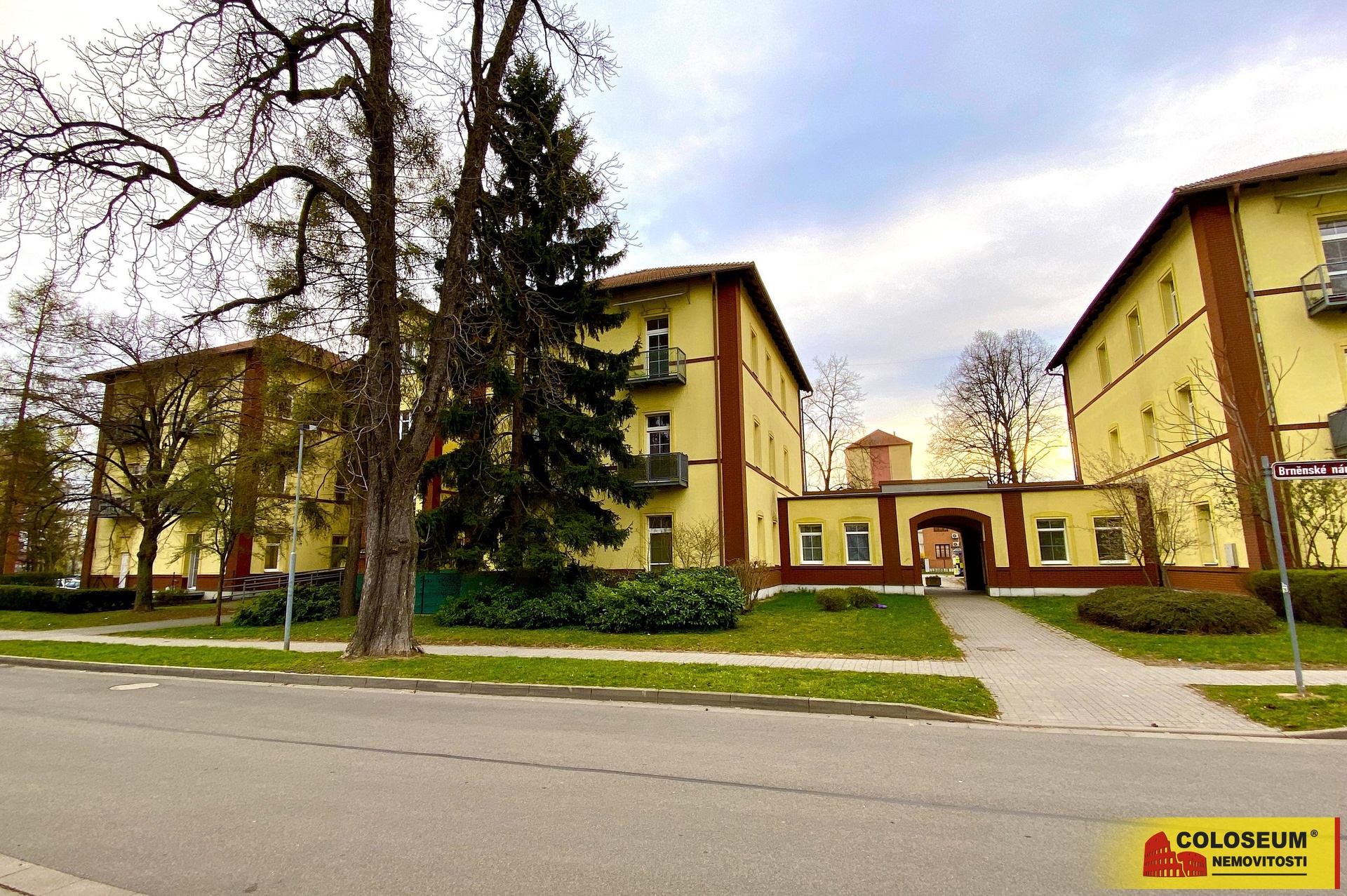 Pohled na bytový dům z ulice - Hodonín - pronájem 