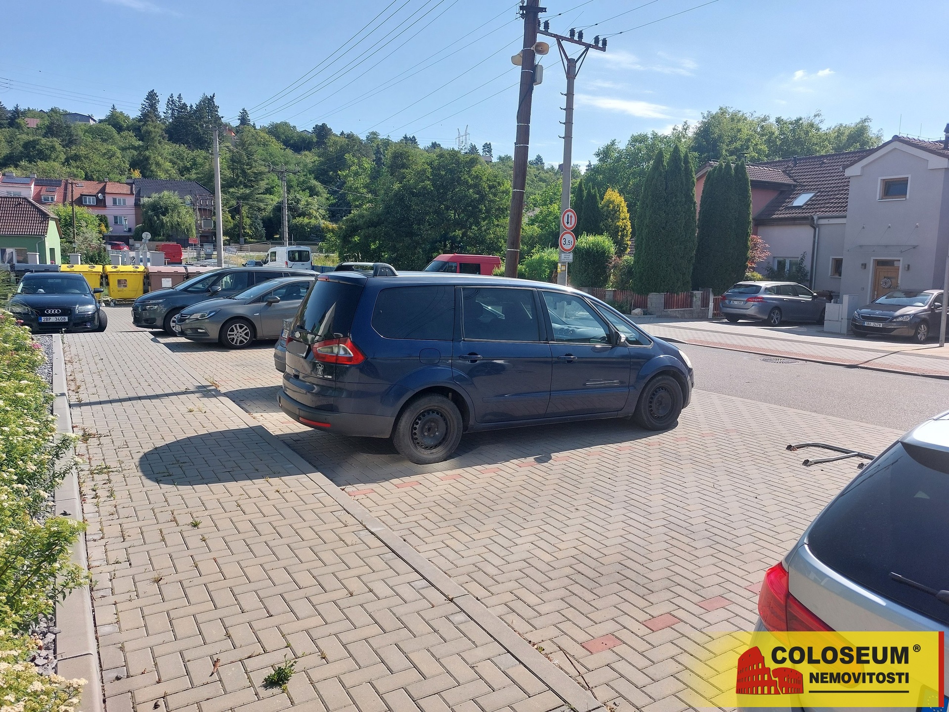 Pohled na parkovací místo - Popůvky - prodej parko