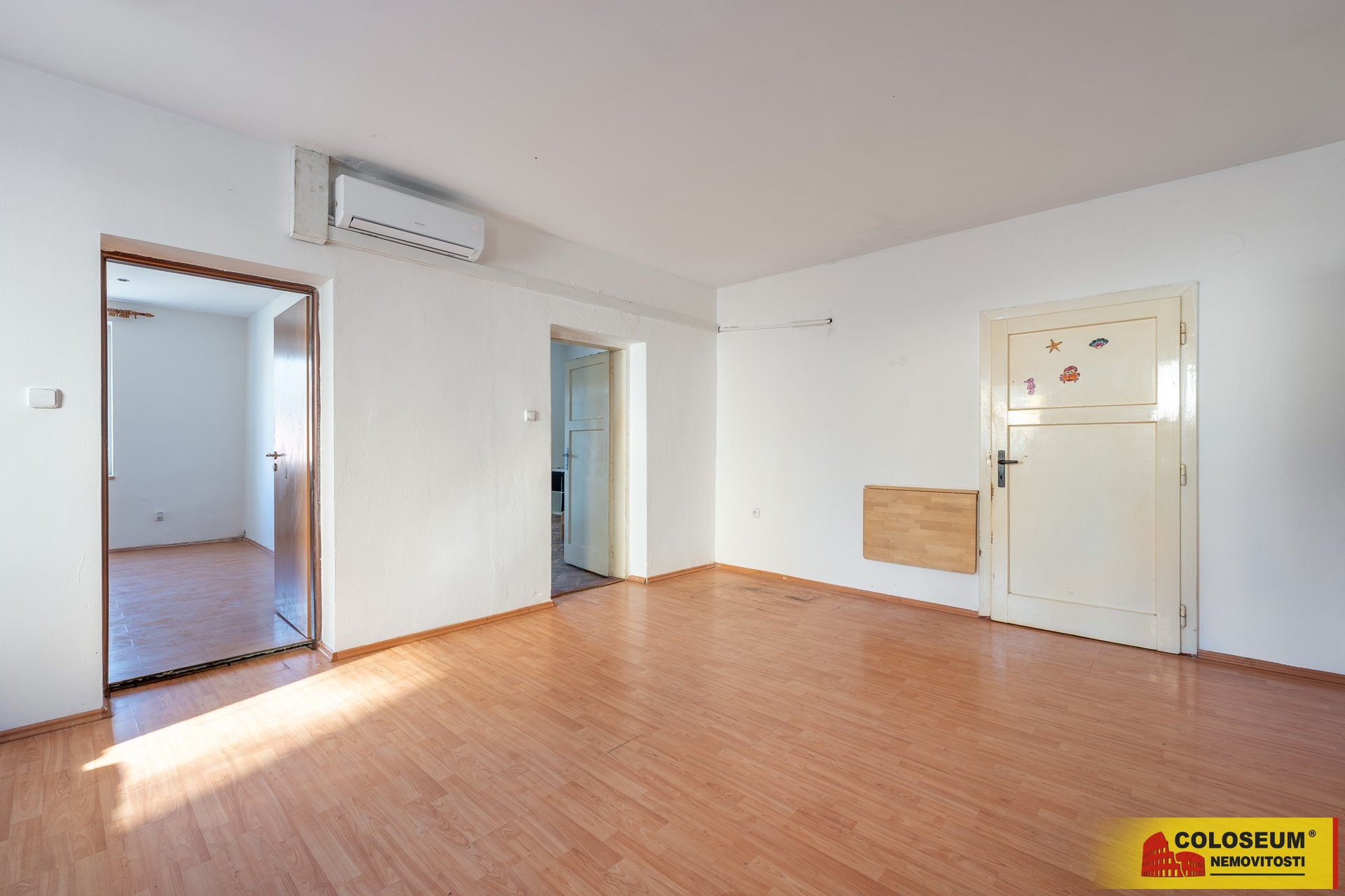 Kuchyň je napojena na 2 neprůchozí pokoje -  Zastá