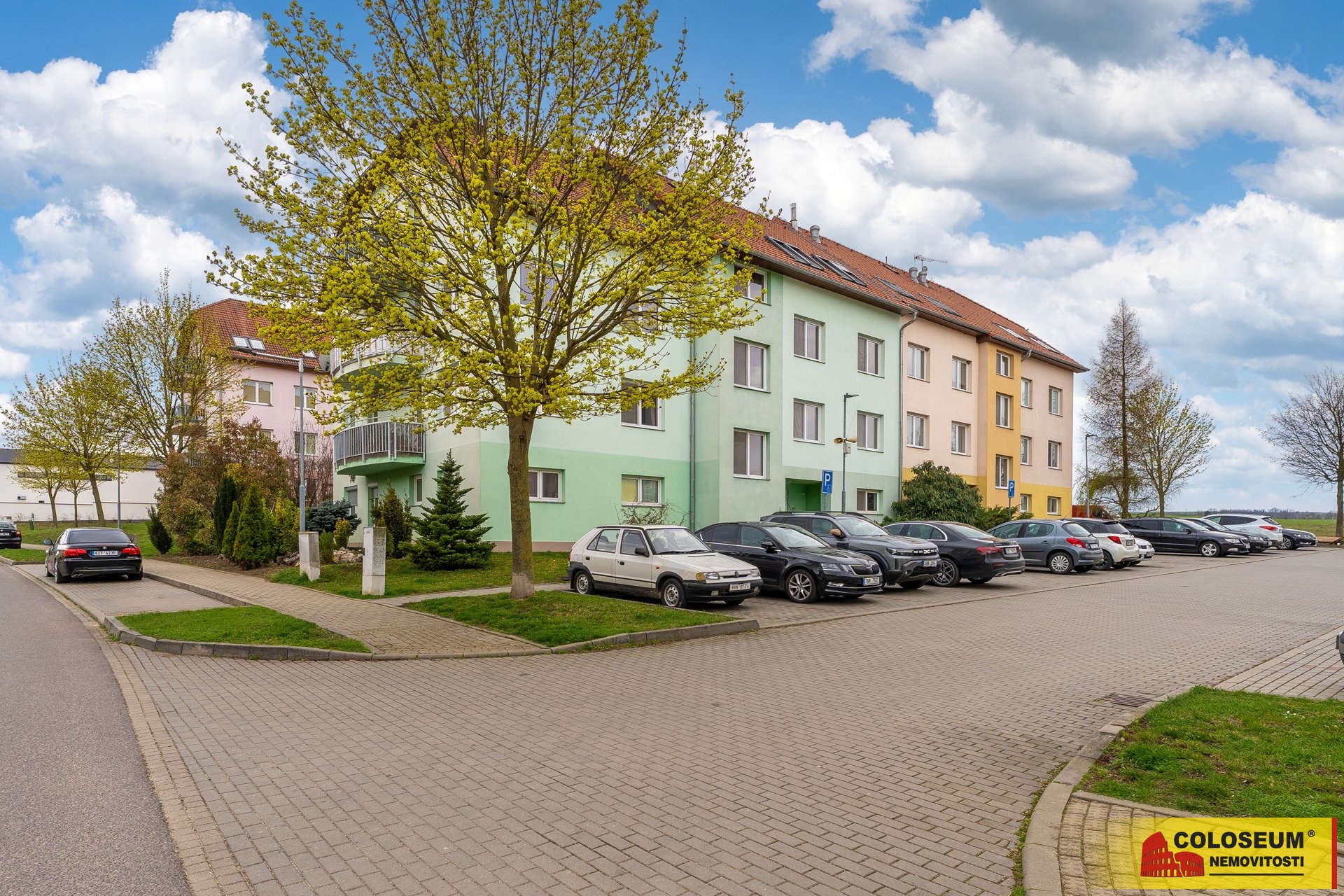 Pohled na bytový dům z ulice - Hustopeče - prodej 