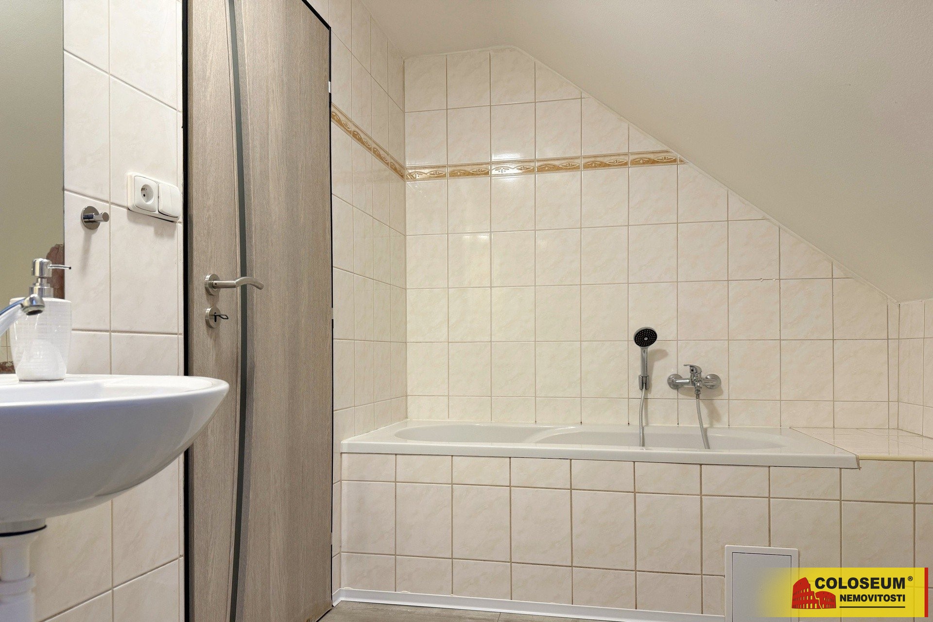 Koupelna s vanou - Rudoltice - prodej bytu 2+kk